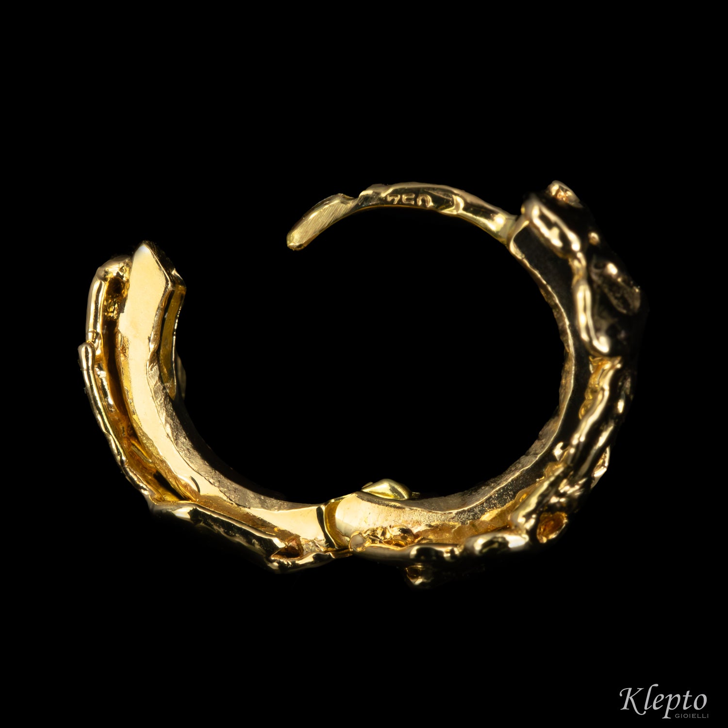 Orecchini in oro giallo a cerchio fusi a fiamma