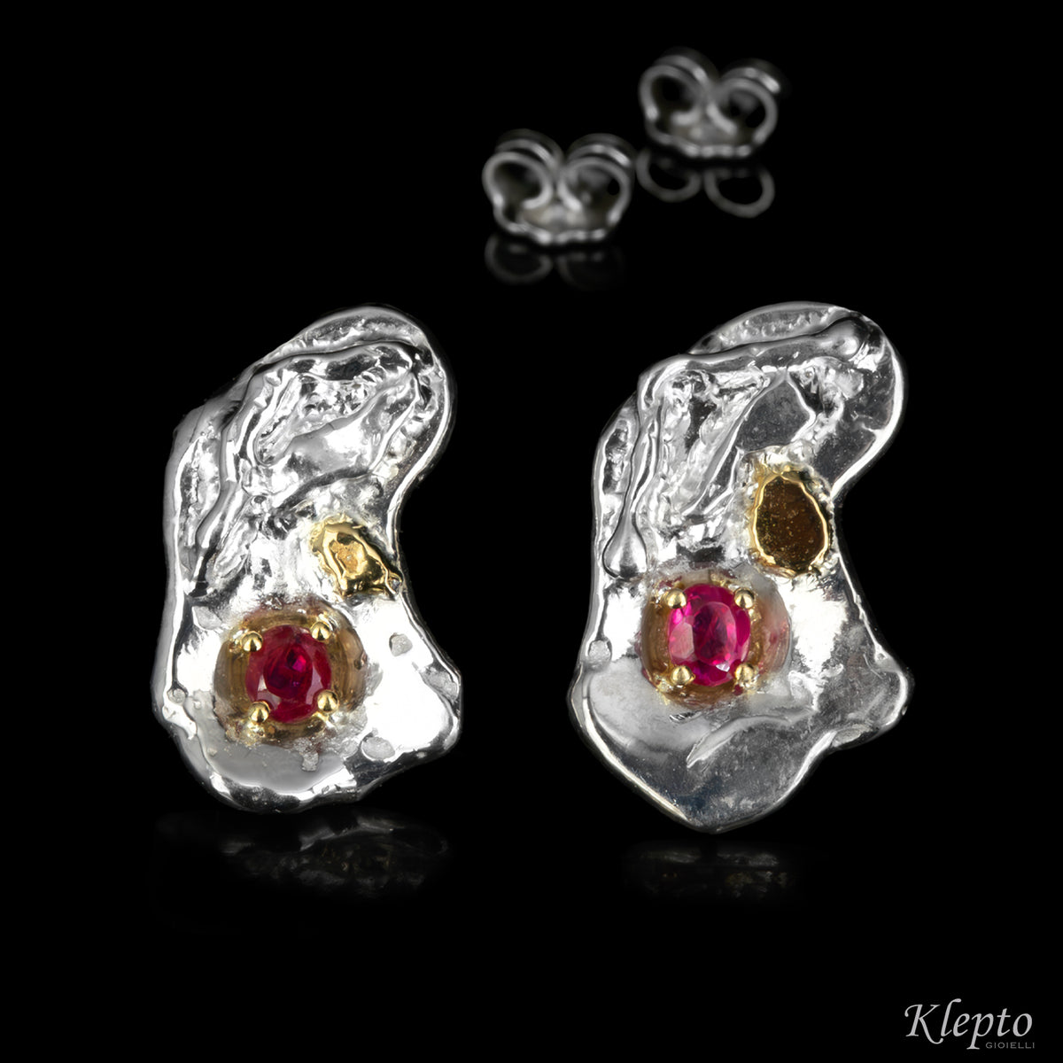 Orecchini in Argento Silnova® con Rubini e dettagli in oro giallo