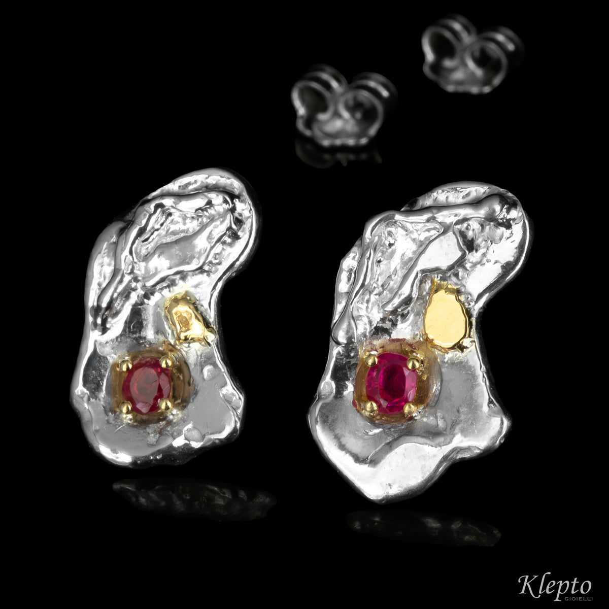 Orecchini in Argento Silnova® con Rubini e dettagli in oro giallo