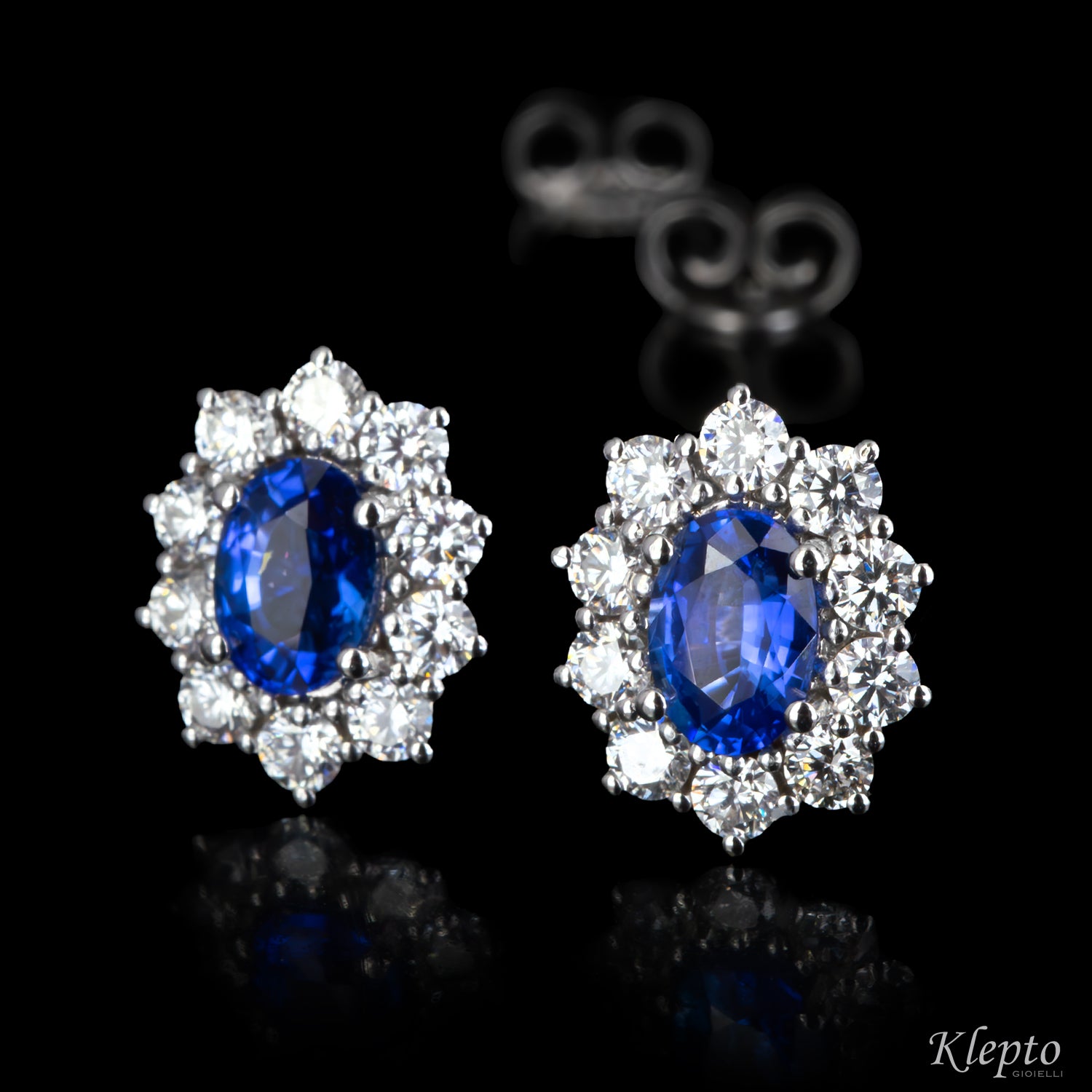 Orecchini in oro bianco a lobo con Zaffiri blu e Diamanti