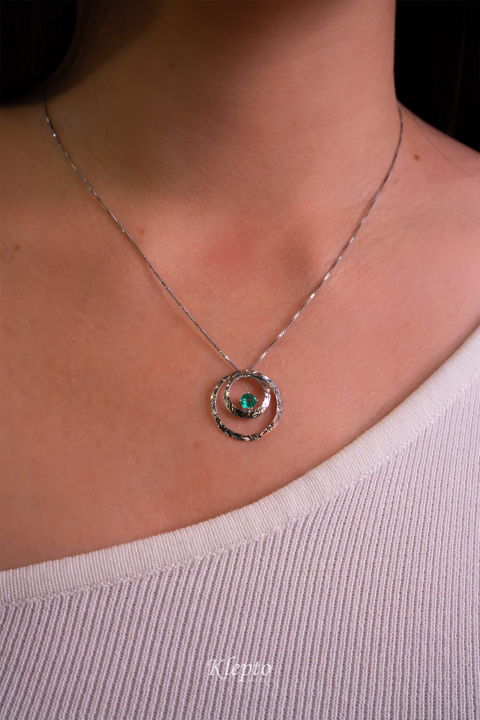 Pendente in oro bianco "Pulsar" con Smeraldo