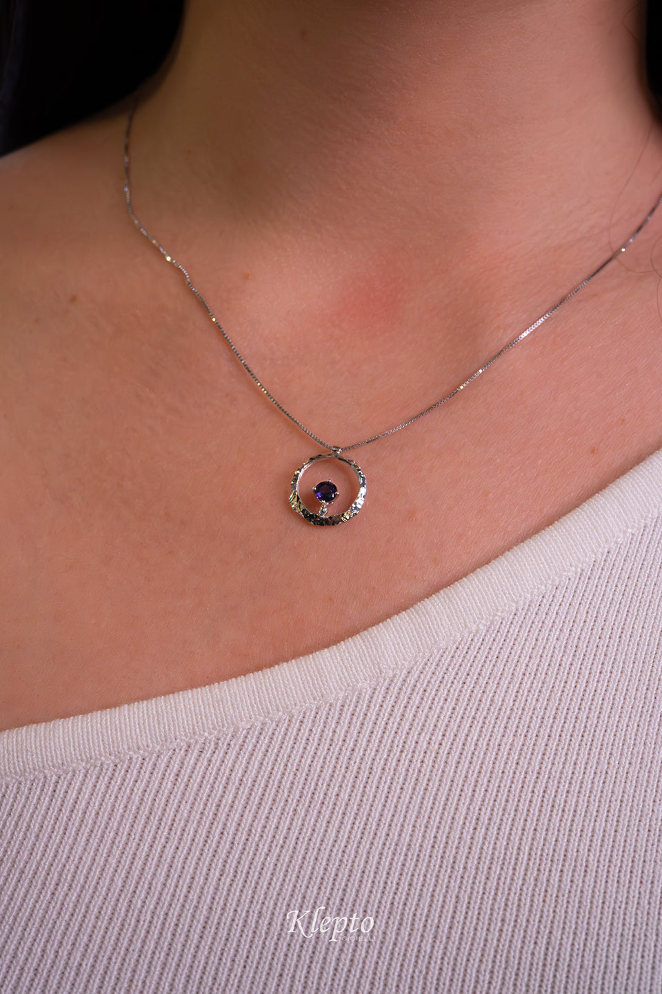 Pendente in oro bianco "Pulsar" con Zaffiro viola