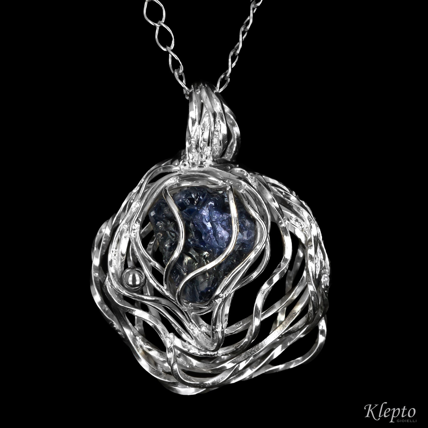 Pendente in Argento Silnova® con Zaffiro blu grezzo