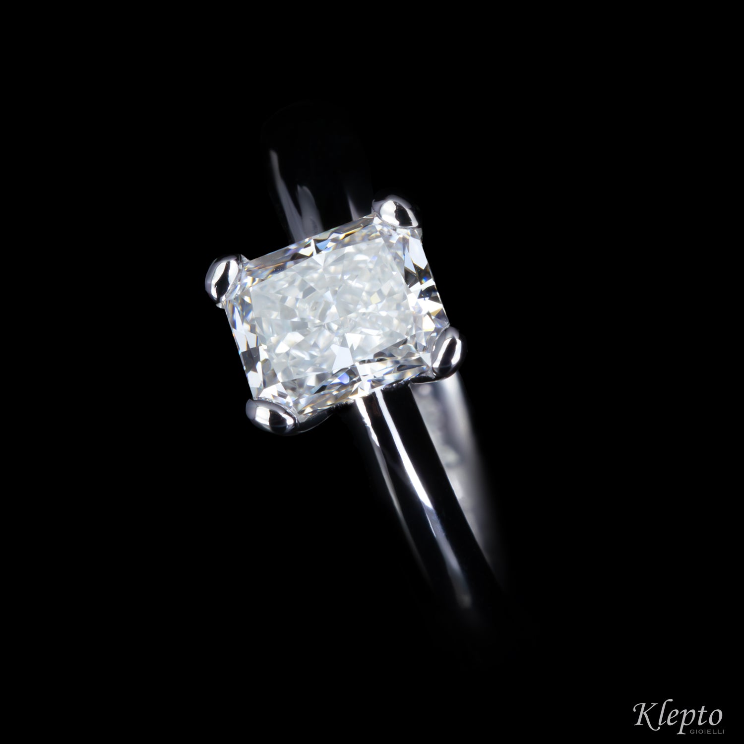 Solitario in oro bianco con Diamante Radiant