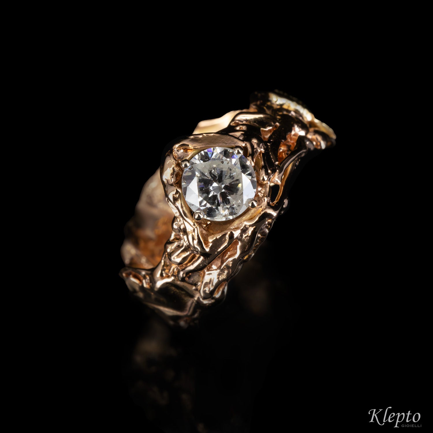 Solitario in oro rosa fuso a fiamma con Diamante