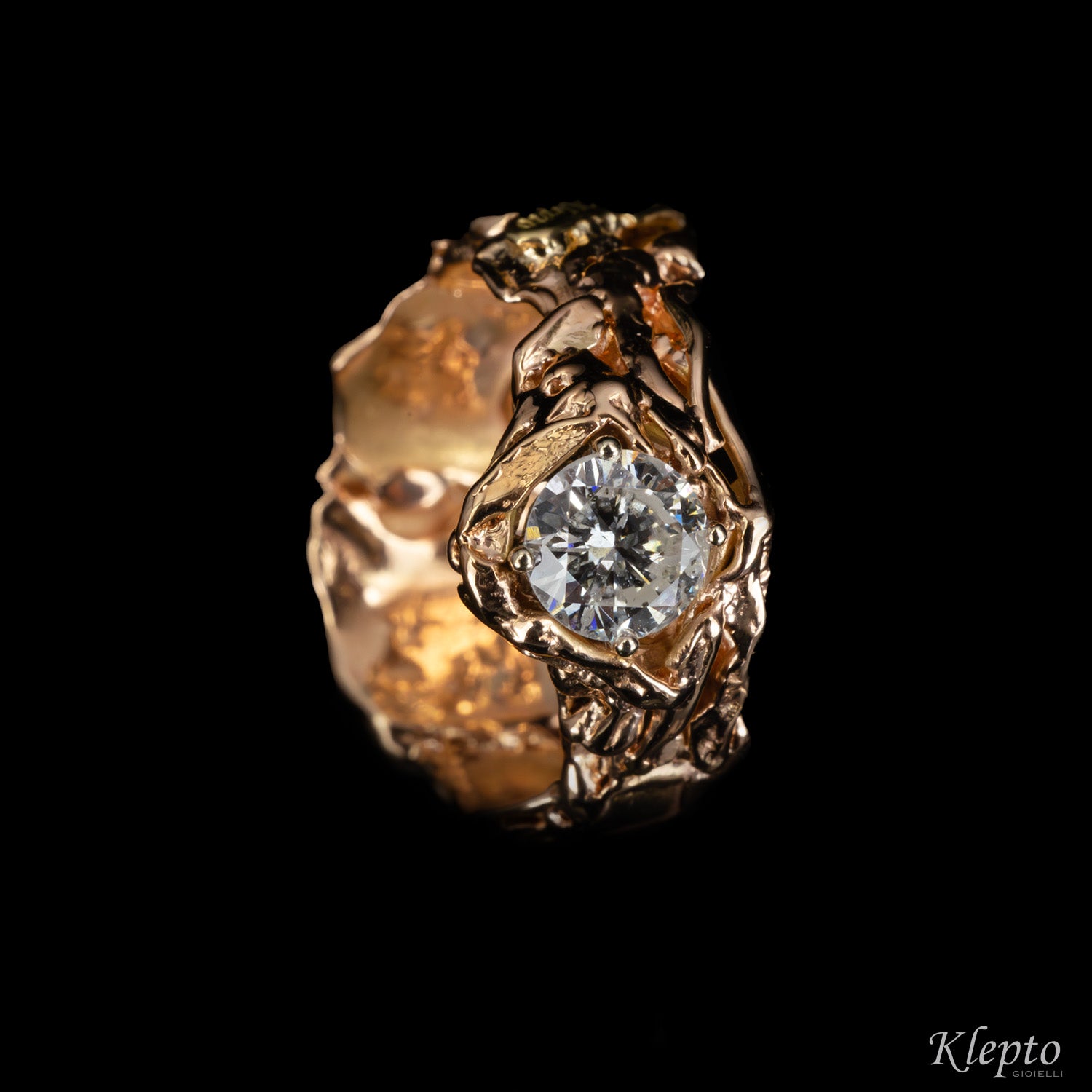Solitario in oro rosa fuso a fiamma con Diamante