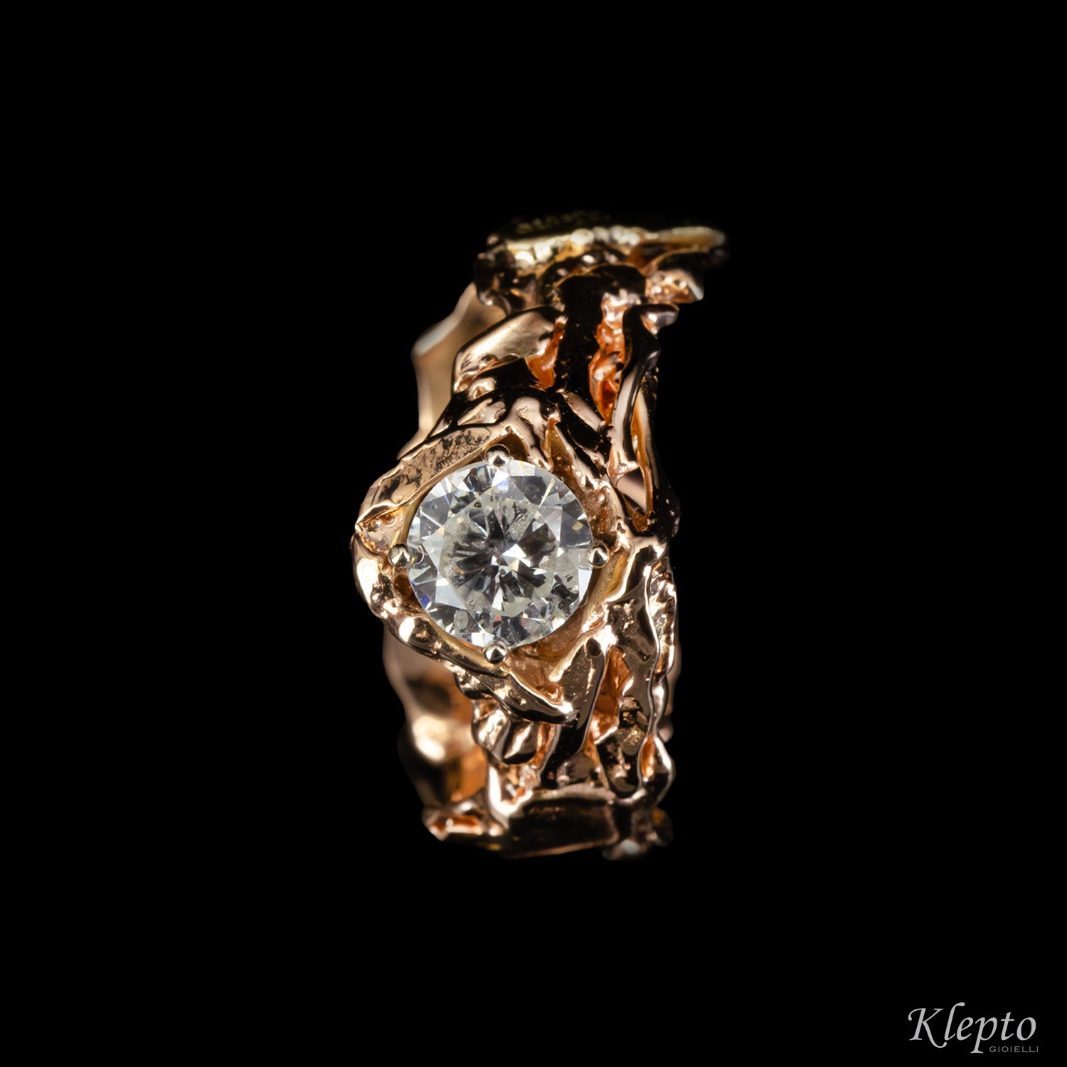 Solitario in oro rosa fuso a fiamma con Diamante