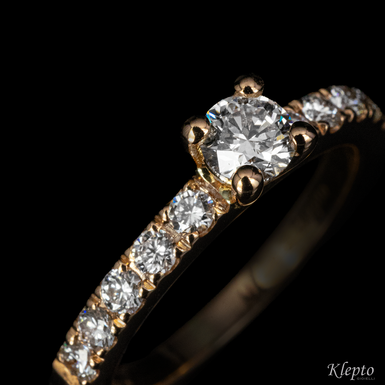 Solitario con contorno in oro rosa con Diamanti