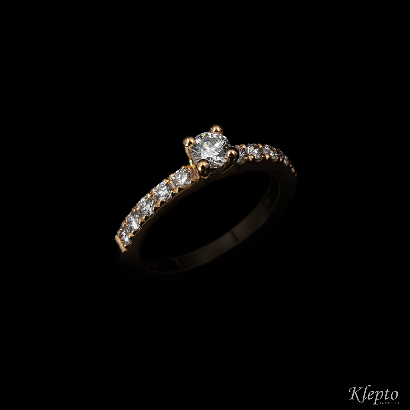 Solitario con contorno in oro rosa con Diamanti