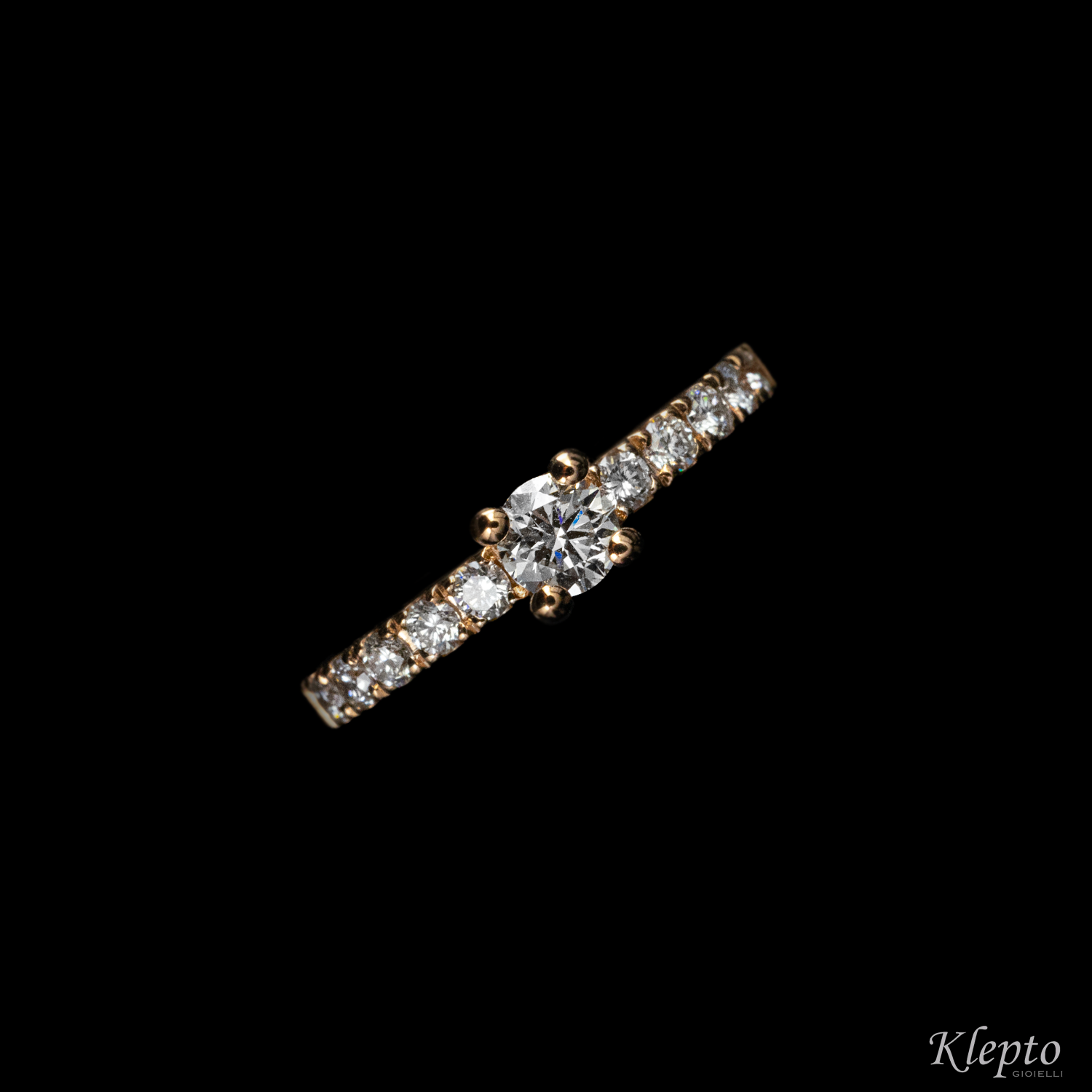 Solitario con contorno in oro rosa con Diamanti