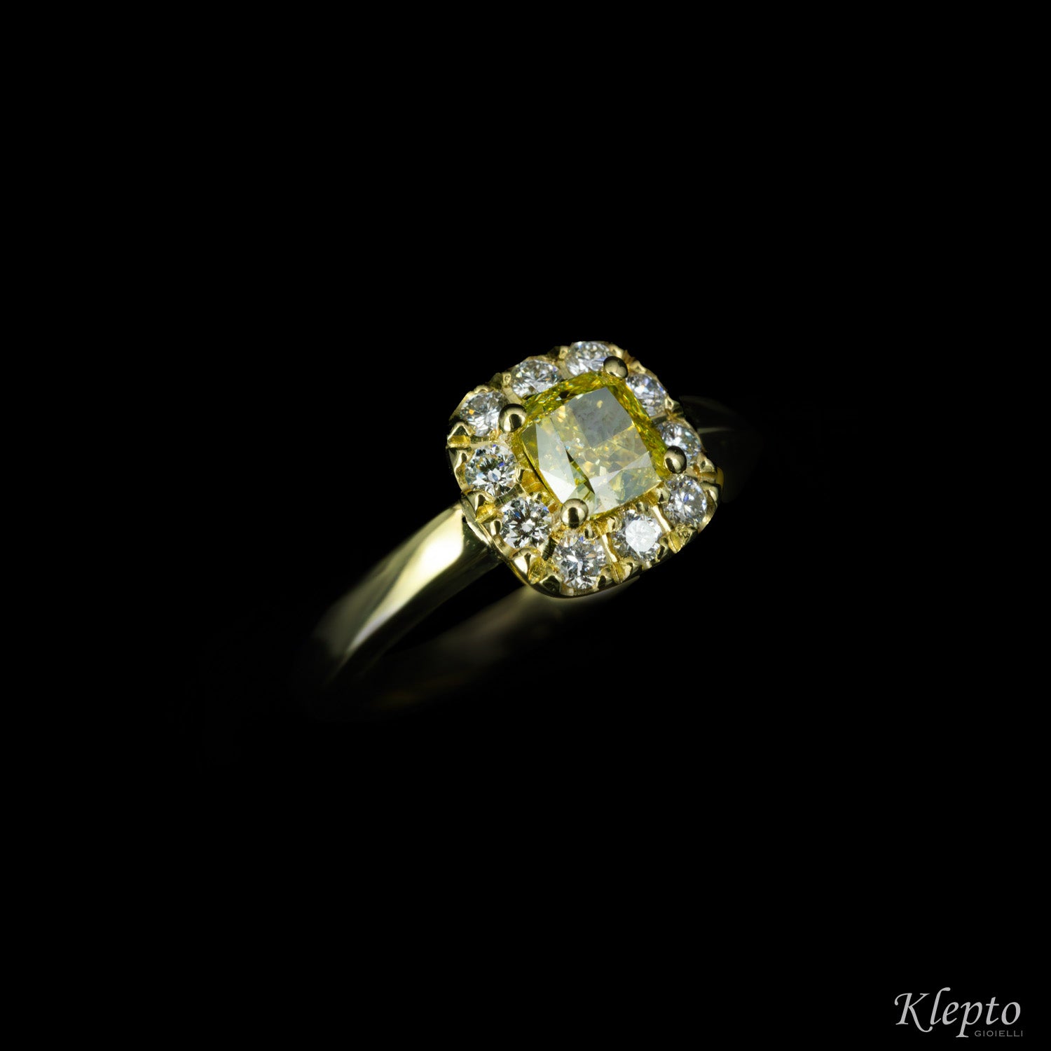 Anello classico in oro giallo con Diamante giallo Fancy e contorno di Diamanti