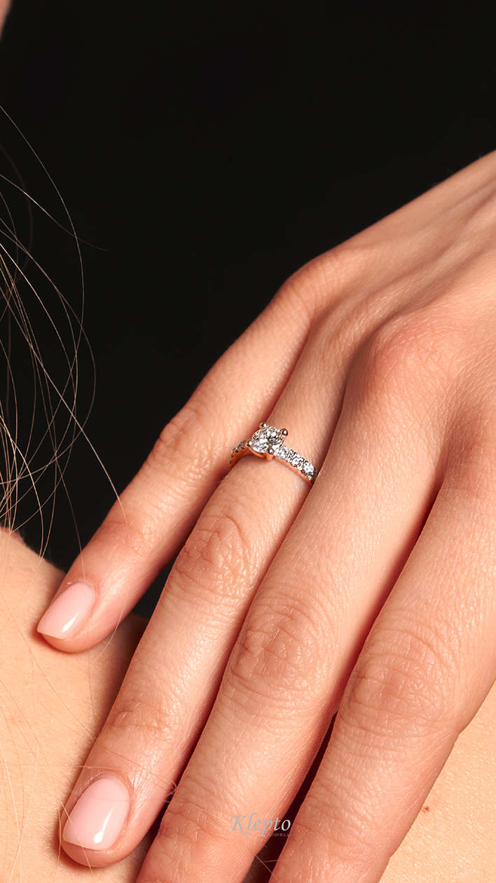 Solitario con contorno in oro rosa con Diamanti