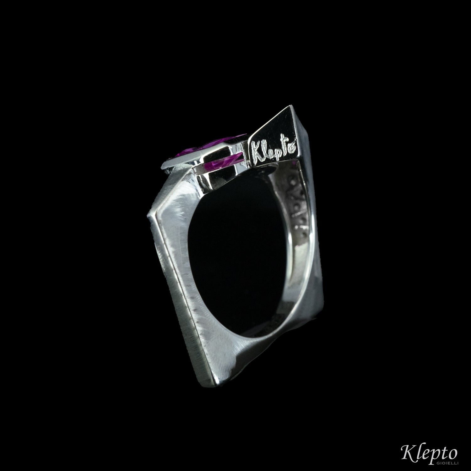 Anello classico by klepto in oro bianco con Zaffiro Rosa e Diamanti