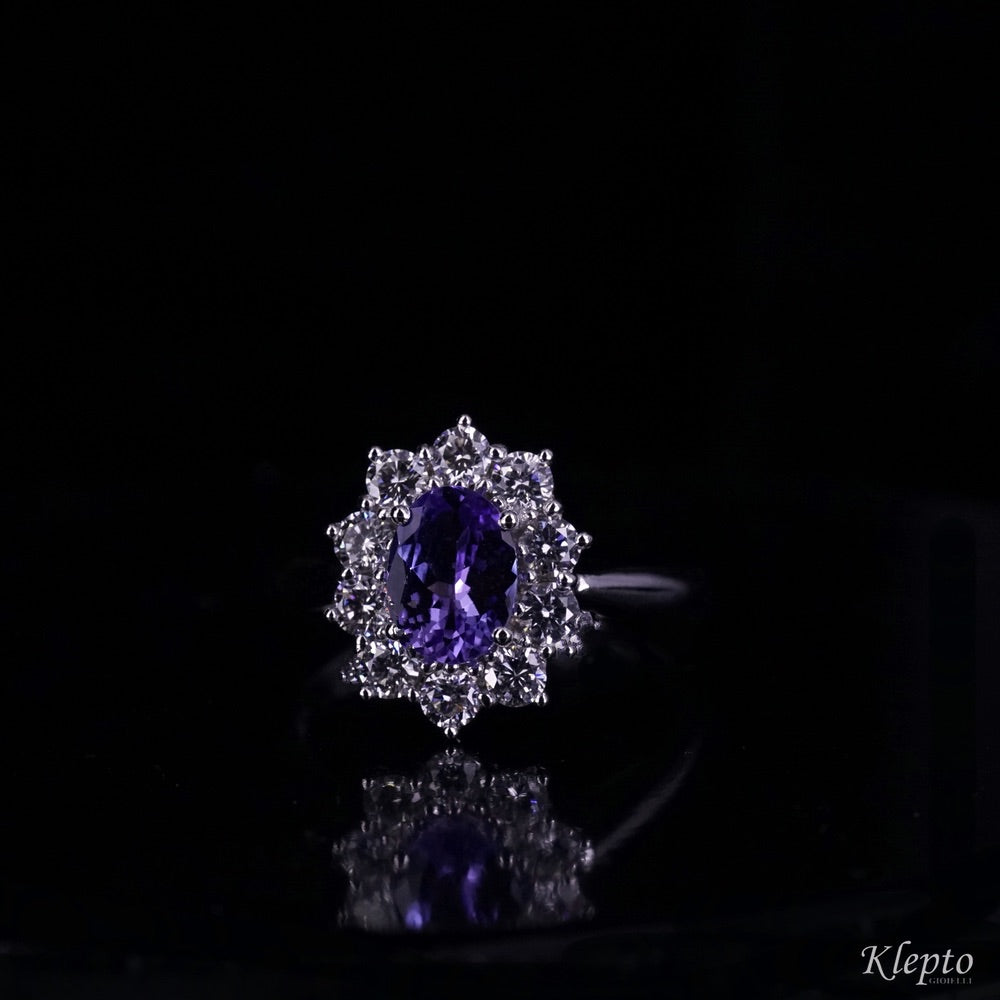 Anello in oro bianco classico con Tanzanite e contorno di Diamanti