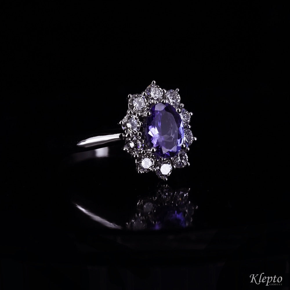 Anello in oro bianco classico con Tanzanite e contorno di Diamanti