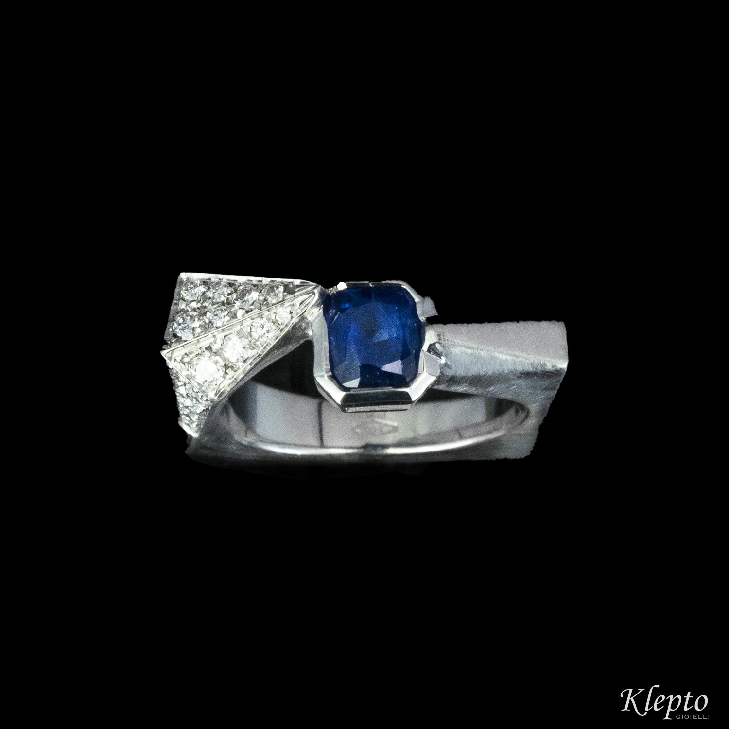 Anello classico by klepto in oro bianco con Zaffiro e Diamanti