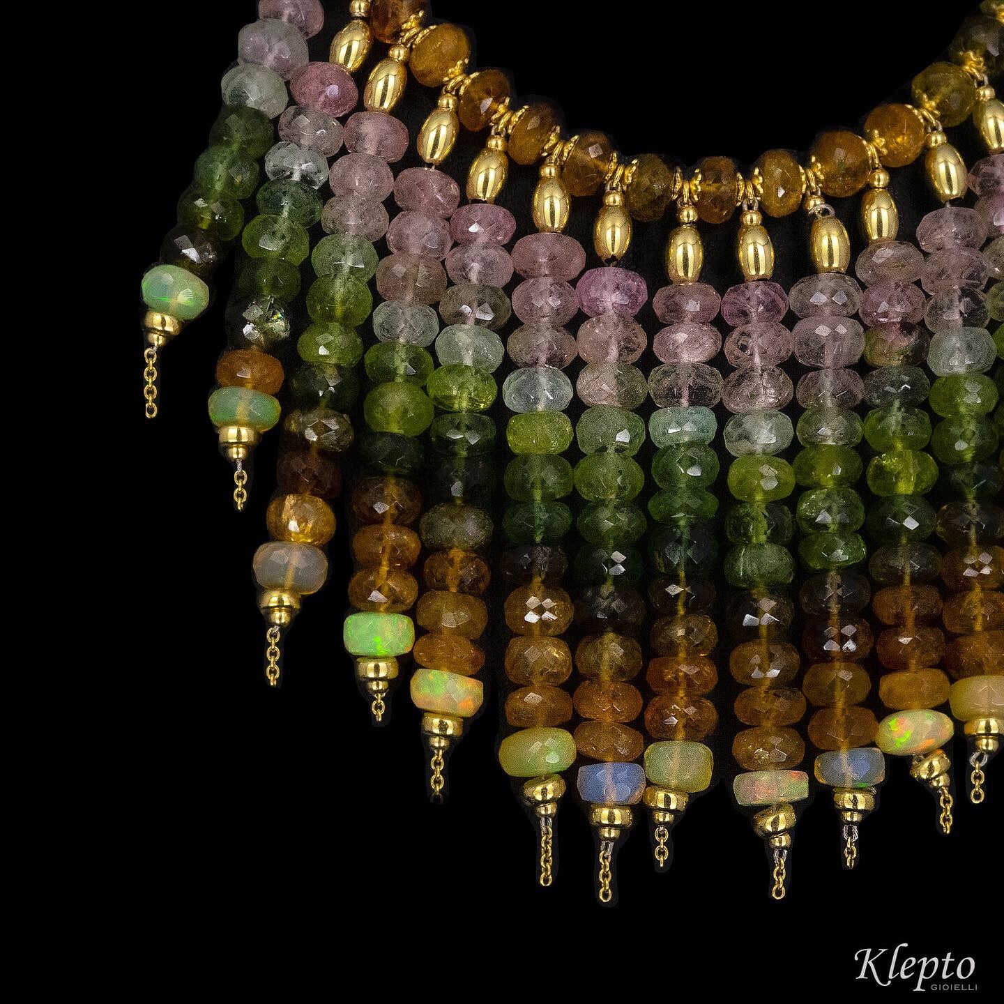 Collana girocollo con cascata di Tormaline e opali