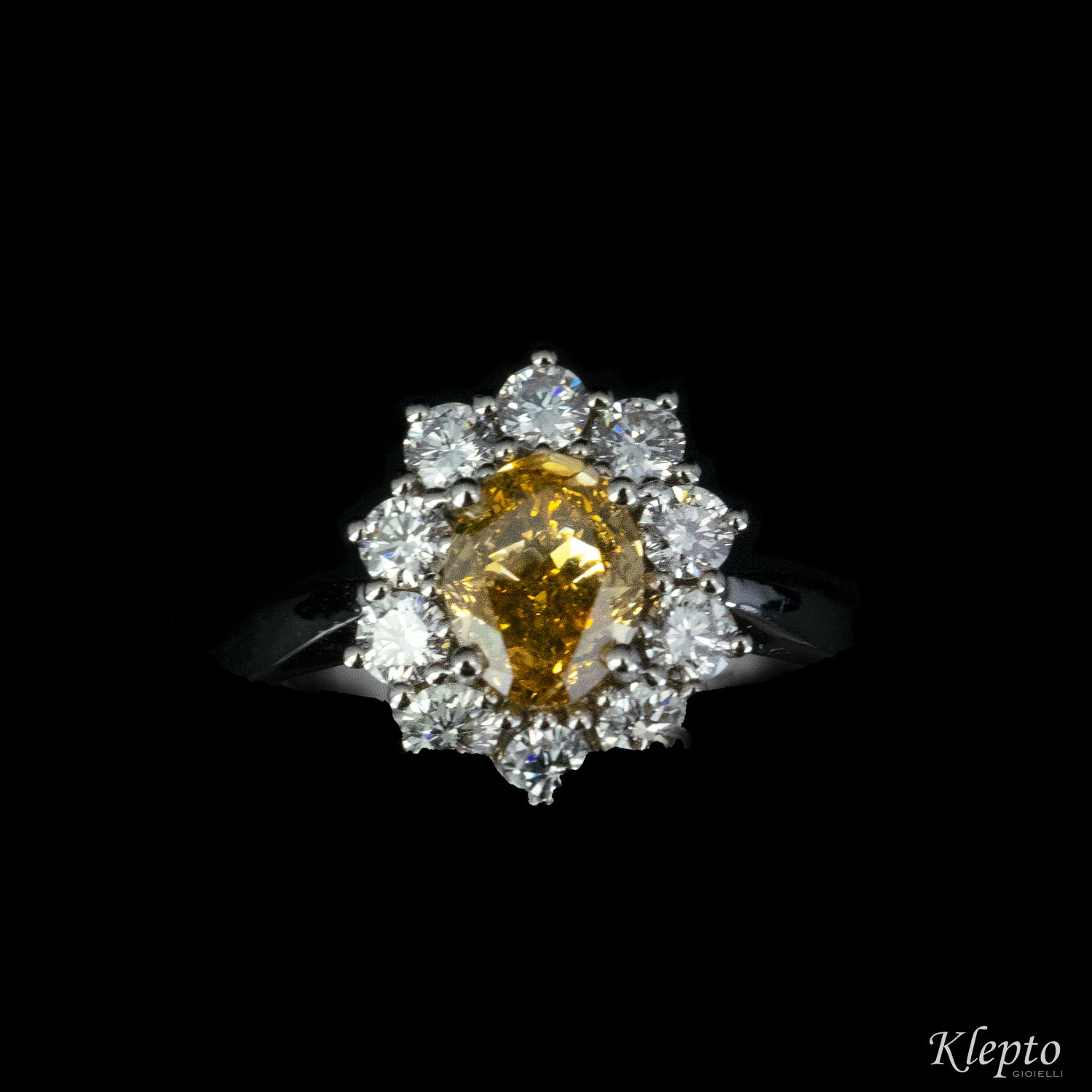 Anello classico in oro bianco con Diamante Fancy e contorno di Diamanti