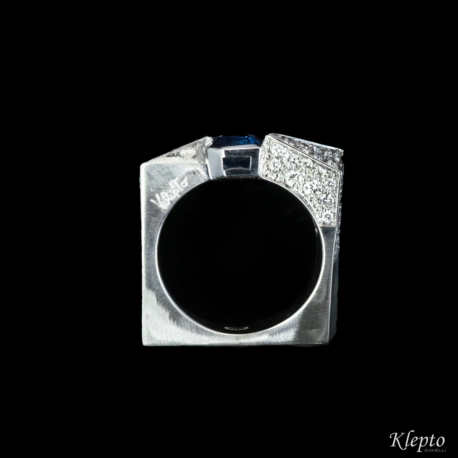 Anello classico by klepto in oro bianco con Zaffiro e Diamanti
