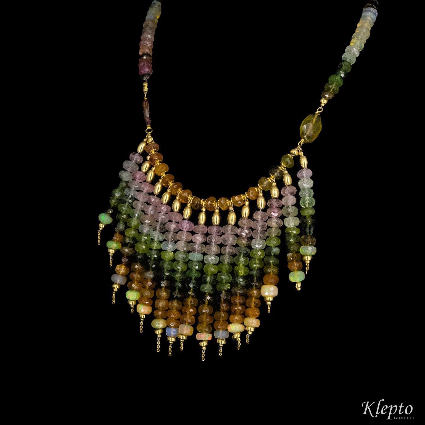 Collana girocollo con cascata di Tormaline e opali