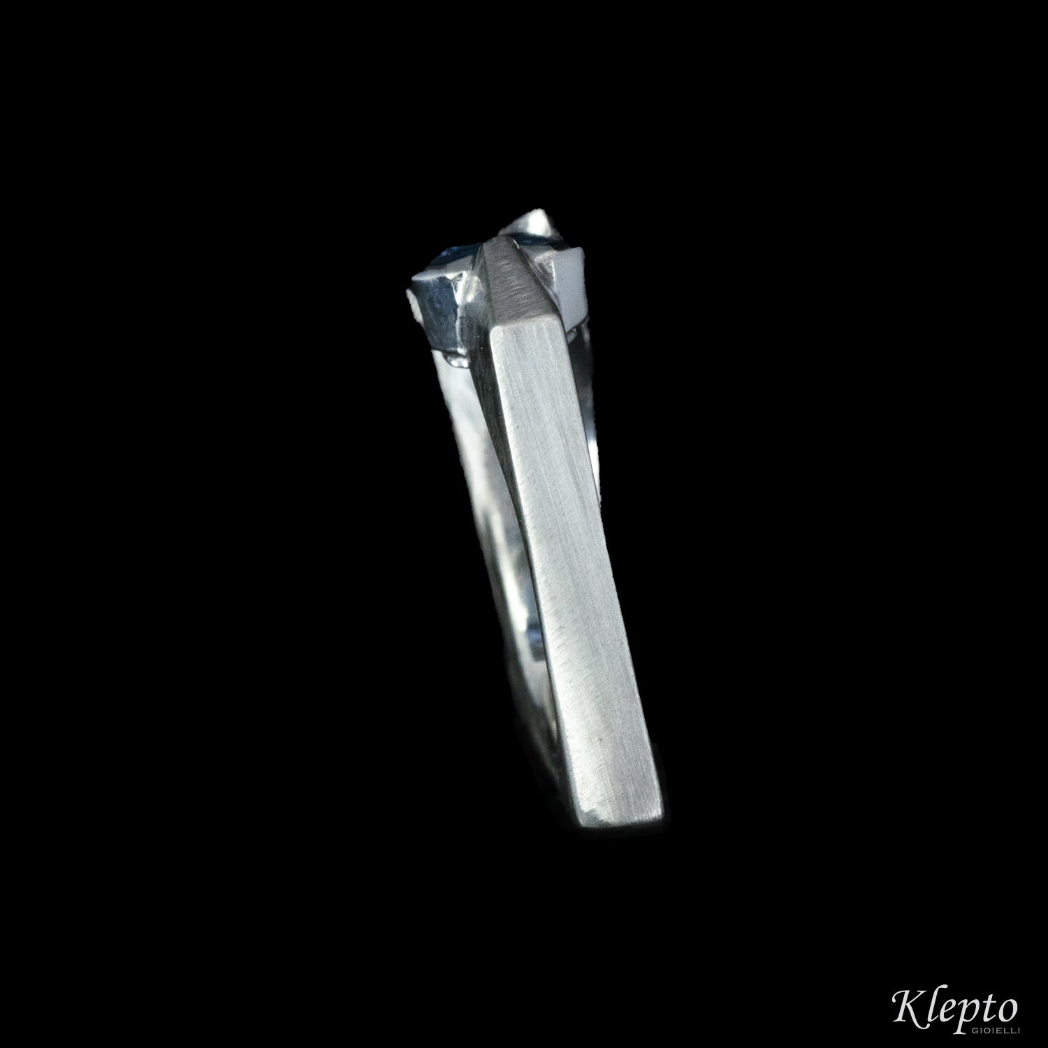 Anello classico by klepto in oro bianco con Zaffiro e Diamanti