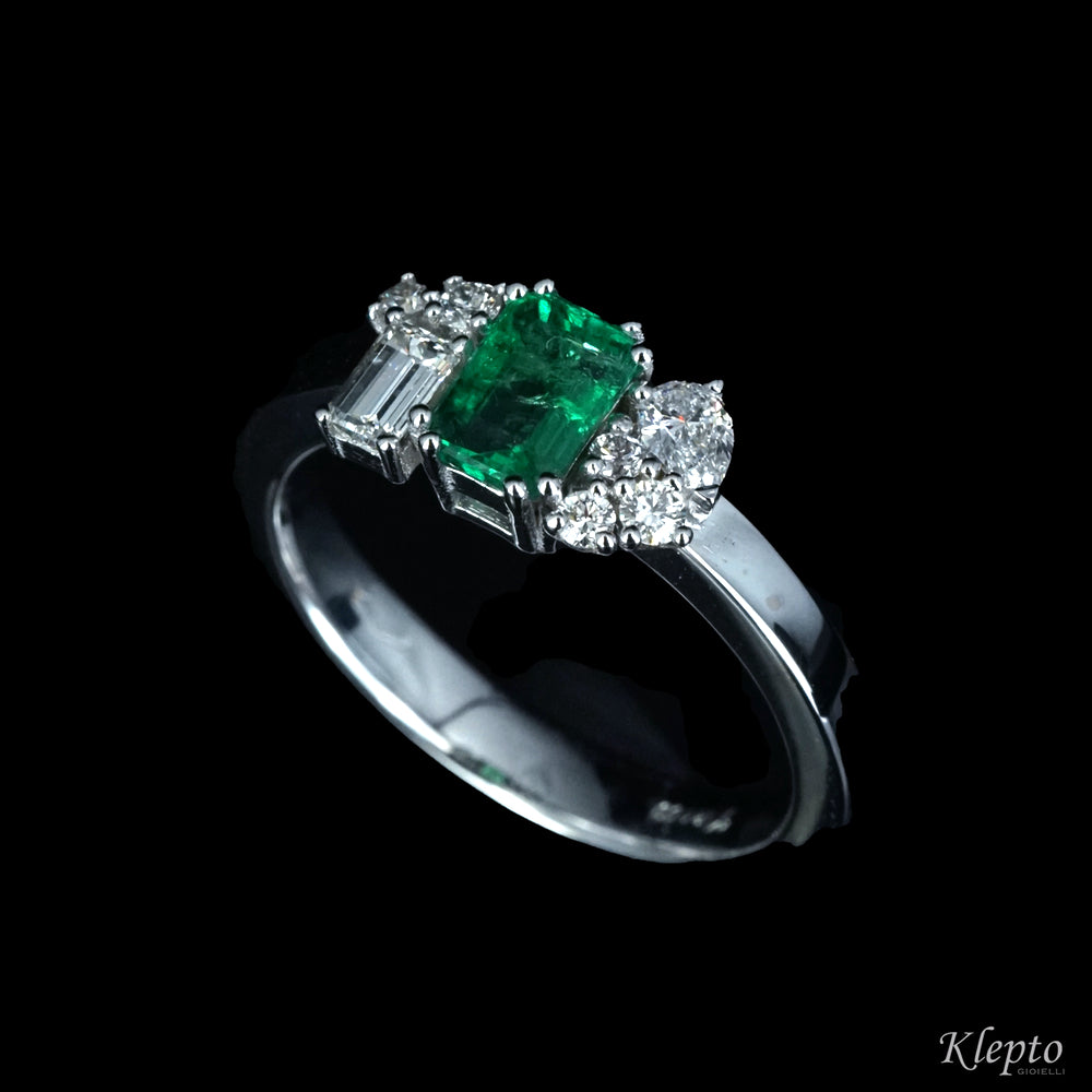 Anello classico by klepto in oro bianco con Smeraldo ottagonale e Diamanti