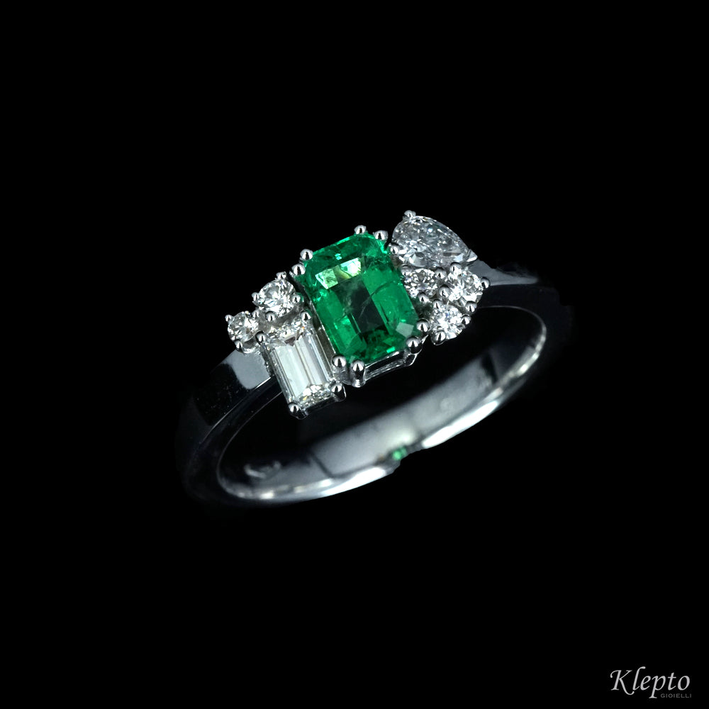Anello classico by klepto in oro bianco con Smeraldo ottagonale e Diamanti