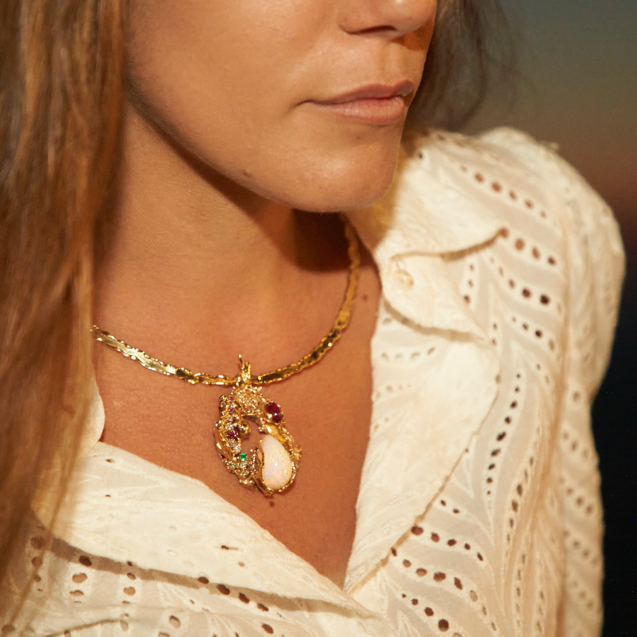 Collier in oro giallo con Opale, Tormalina, Smeraldi, Rubini, Rodoliti e Diamanti