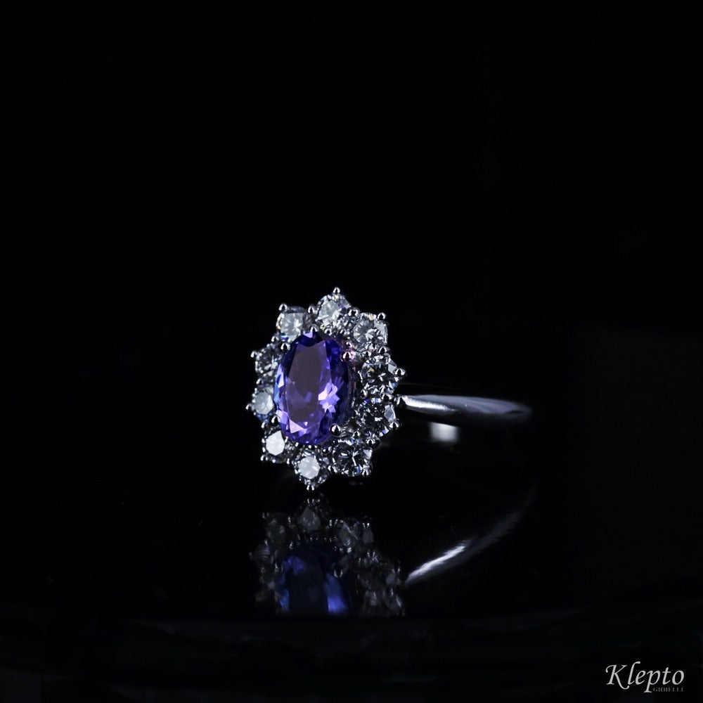 Anello in oro bianco classico con Tanzanite e contorno di Diamanti