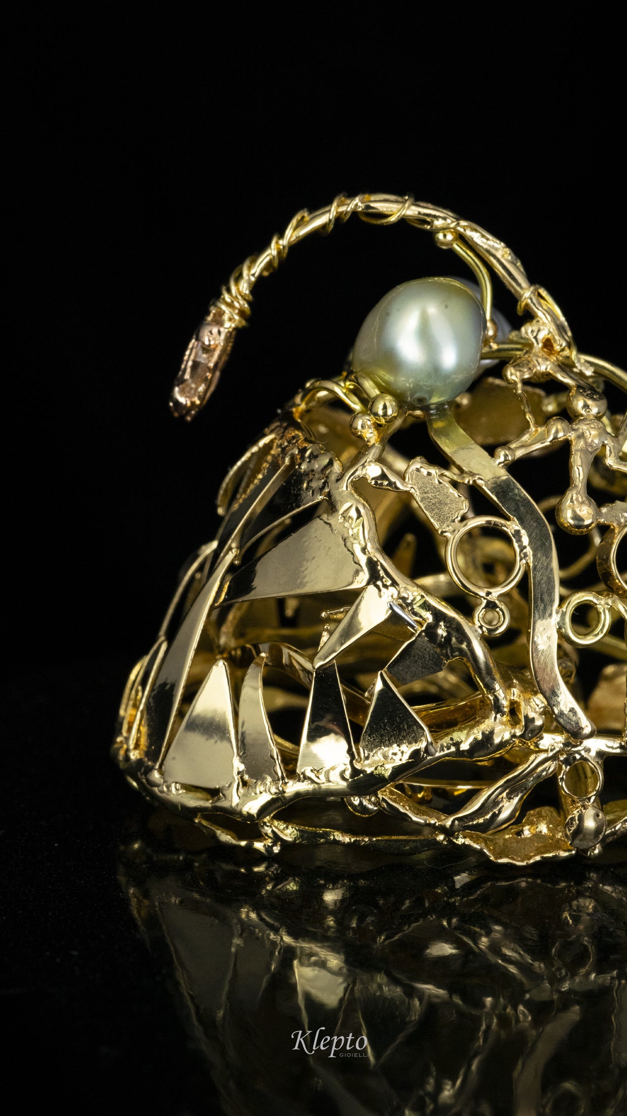 Anello in oro, pendente e scultura con Diamanti "Pesce lanterna"