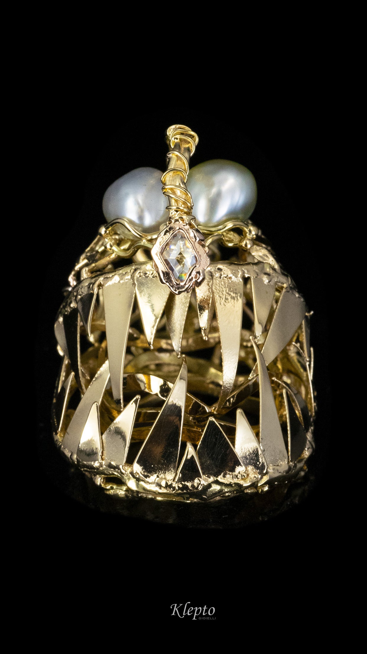 Anello in oro, pendente e scultura con Diamanti "Pesce lanterna"