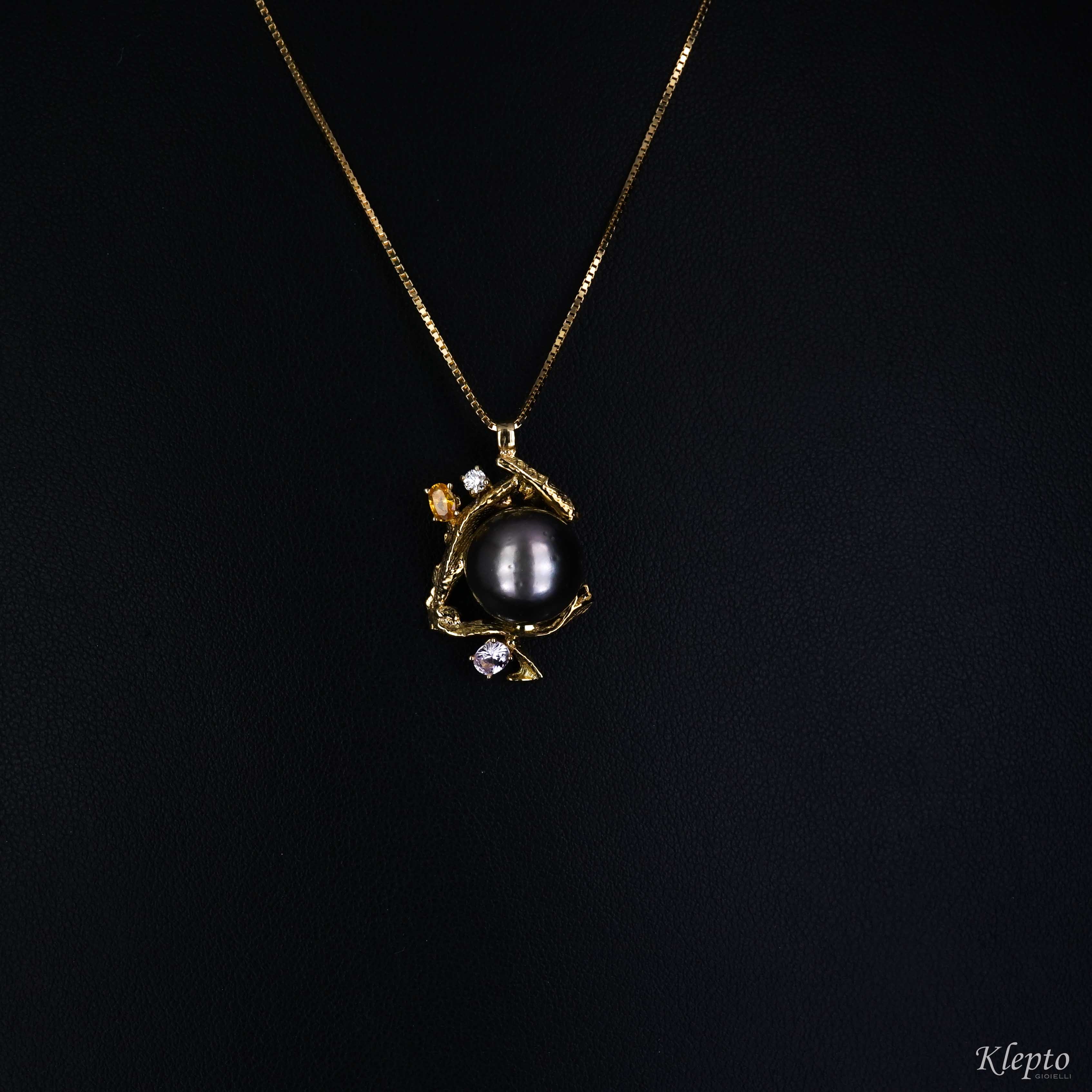 Pendente in oro giallo fuso in osso di seppia