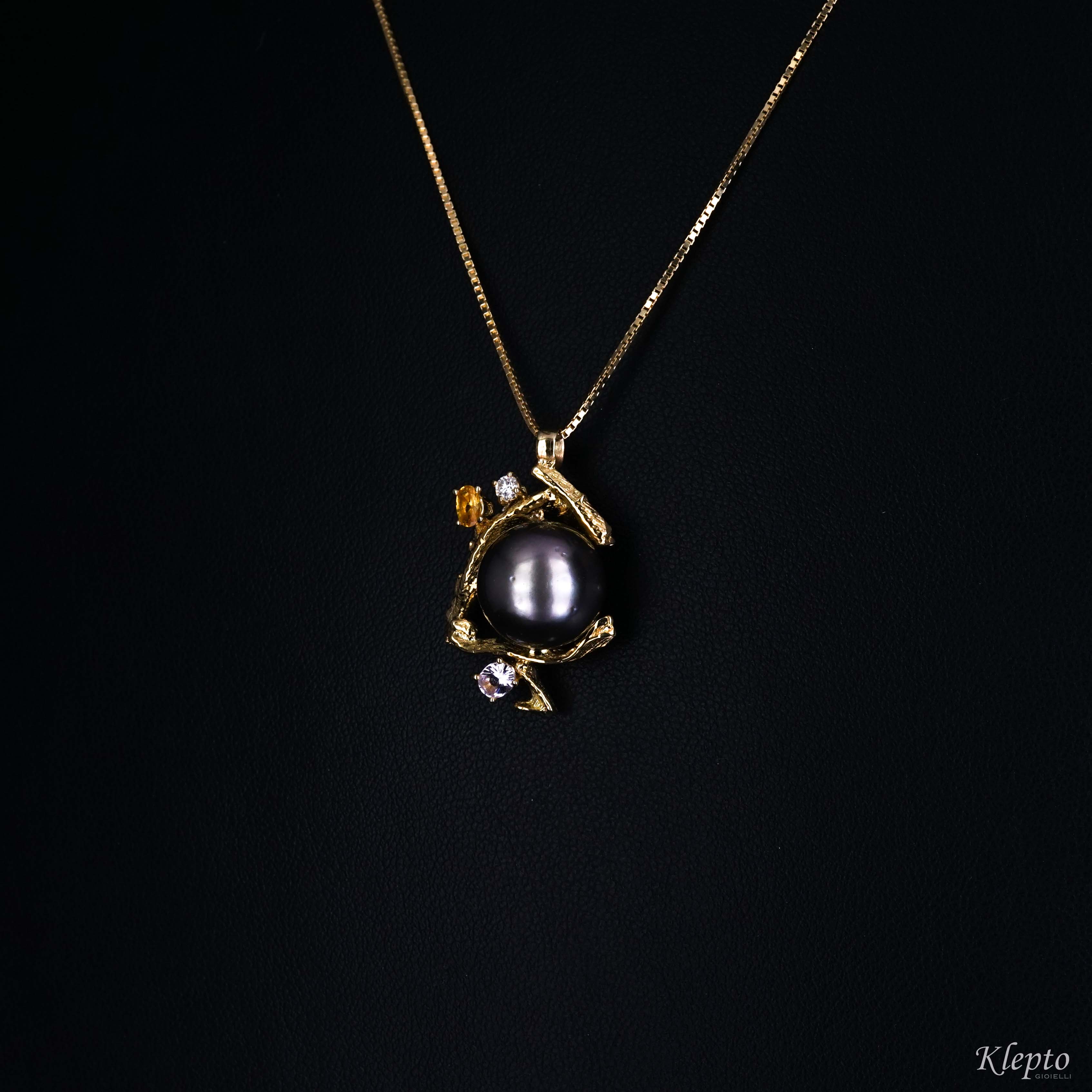 Pendente in oro giallo fuso in osso di seppia