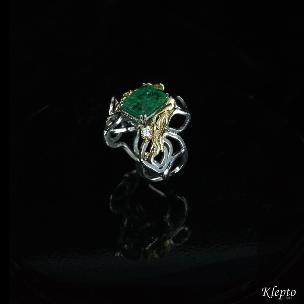 Anello in oro bianco con Smeraldo, Diamante e dettagli in oro giallo