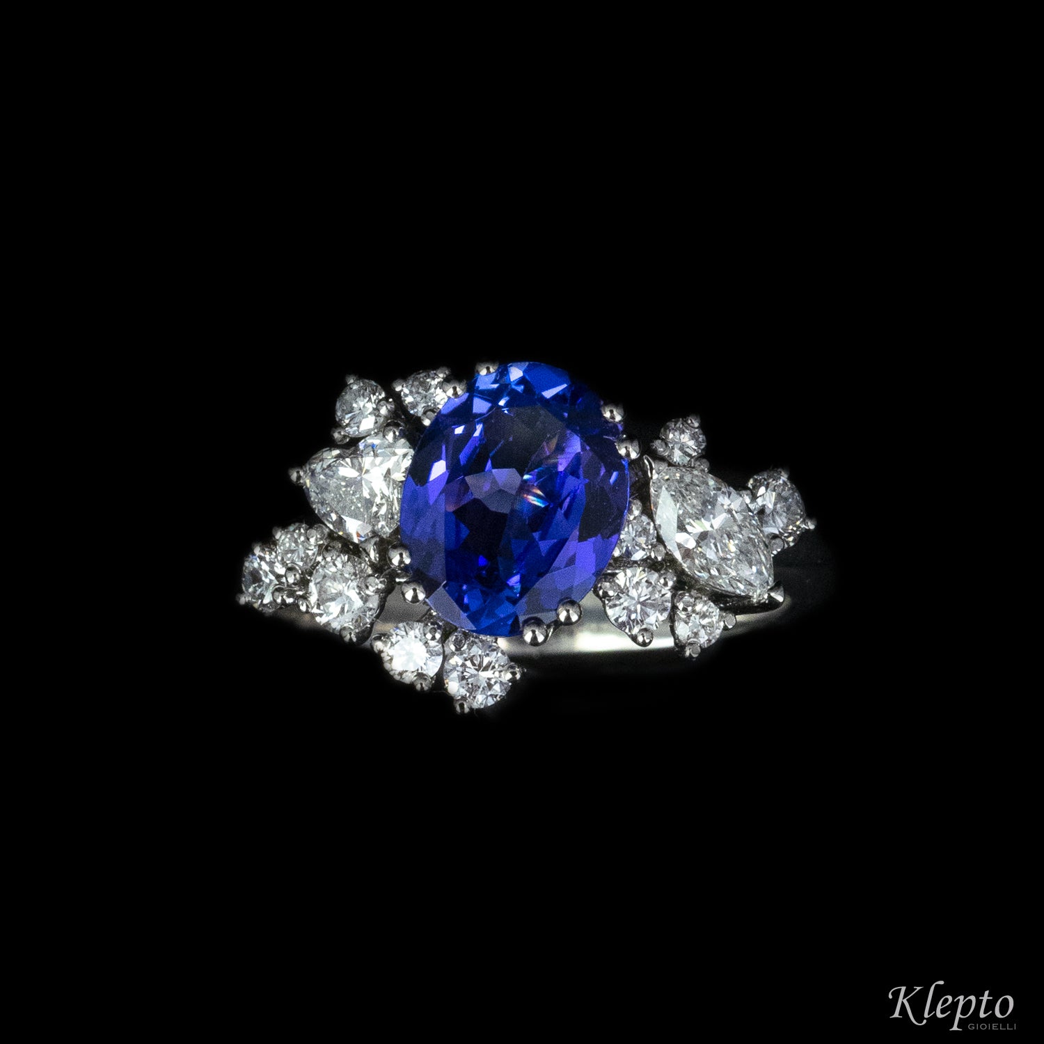 Anello classico by Klepto in oro bianco con Tanzanite e Diamanti taglio fantasia