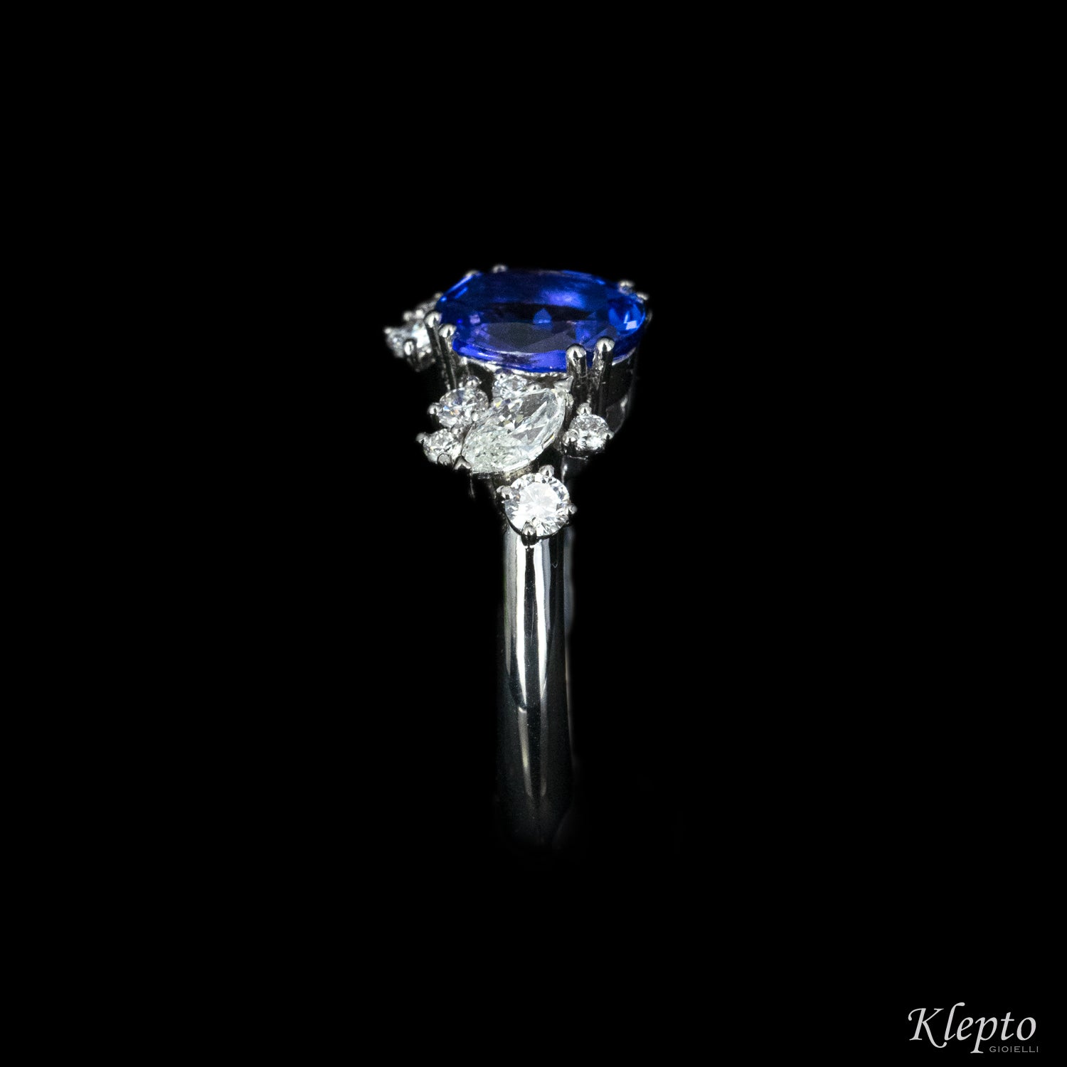 Anello classico by Klepto in oro bianco con Tanzanite e Diamanti taglio fantasia