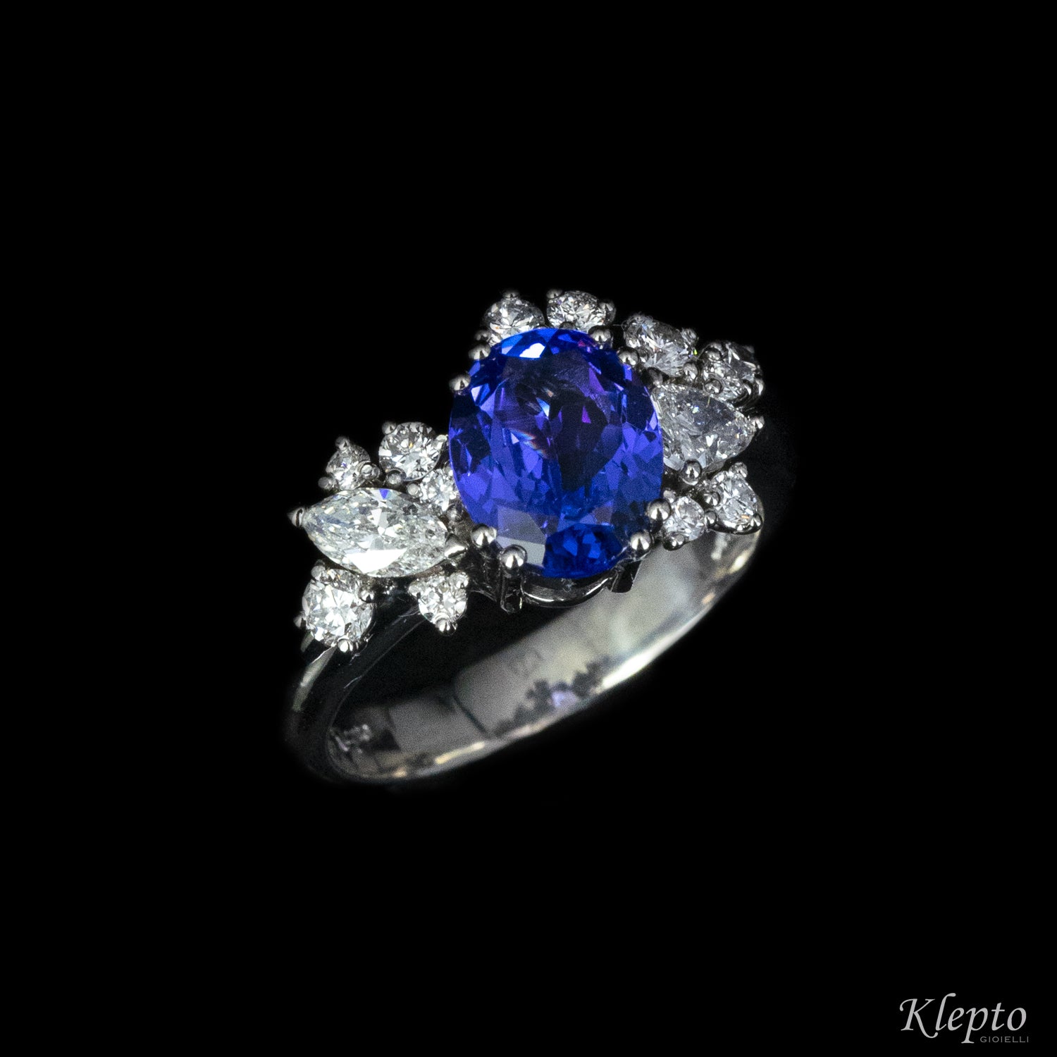 Anello classico by Klepto in oro bianco con Tanzanite e Diamanti taglio fantasia
