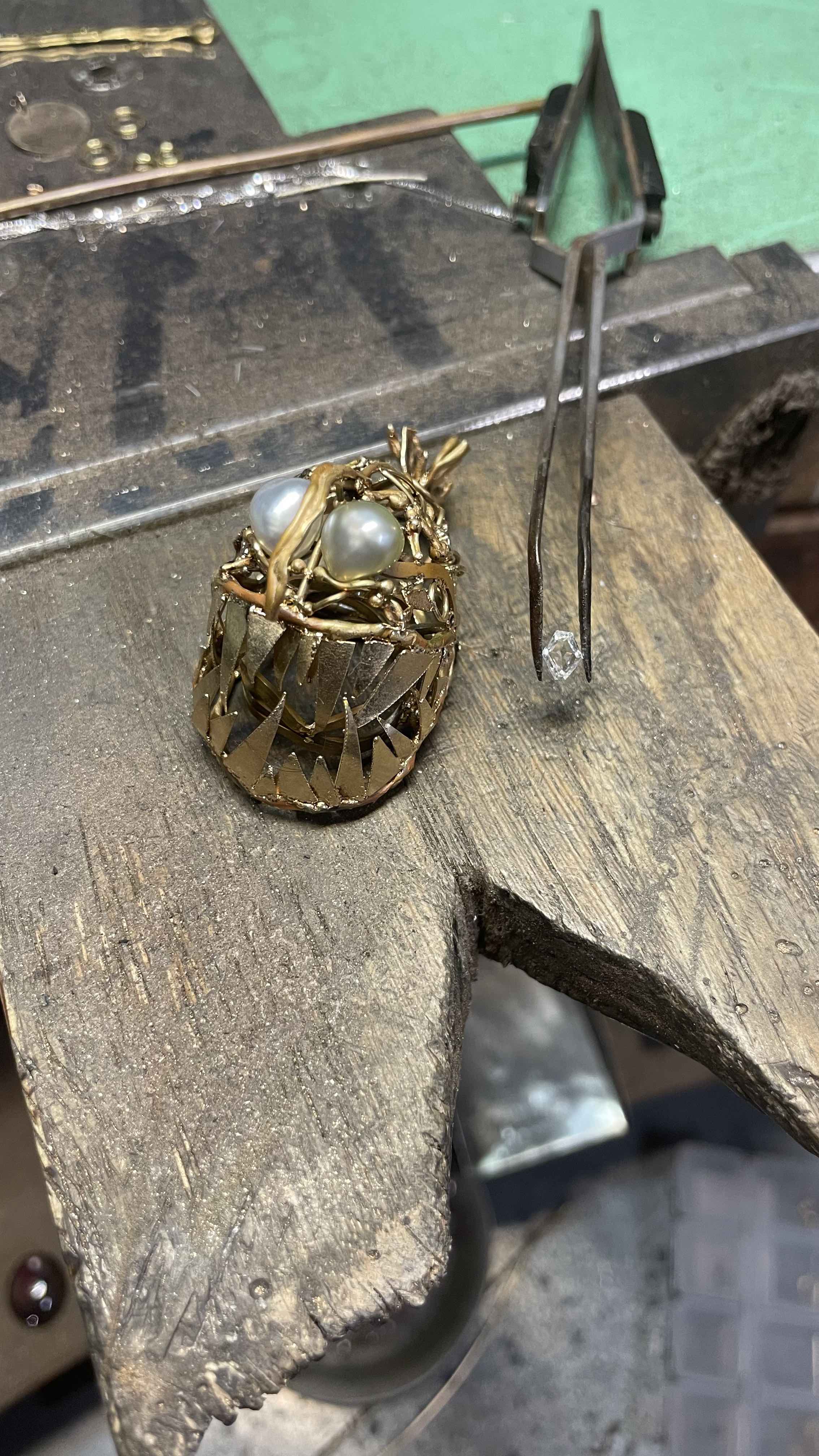 Anello in oro, pendente e scultura con Diamanti "Pesce lanterna"