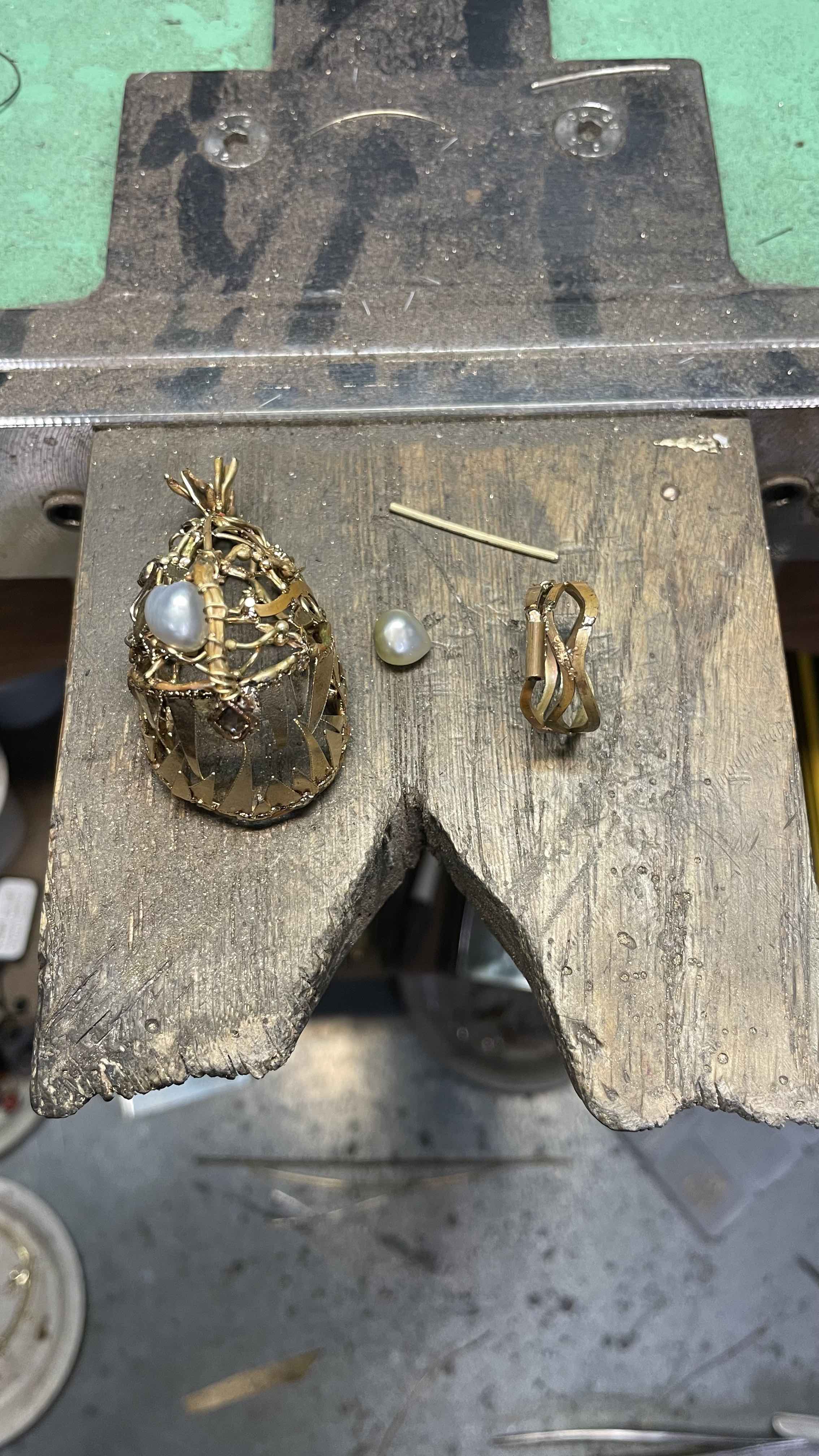 Anello in oro, pendente e scultura con Diamanti "Pesce lanterna"