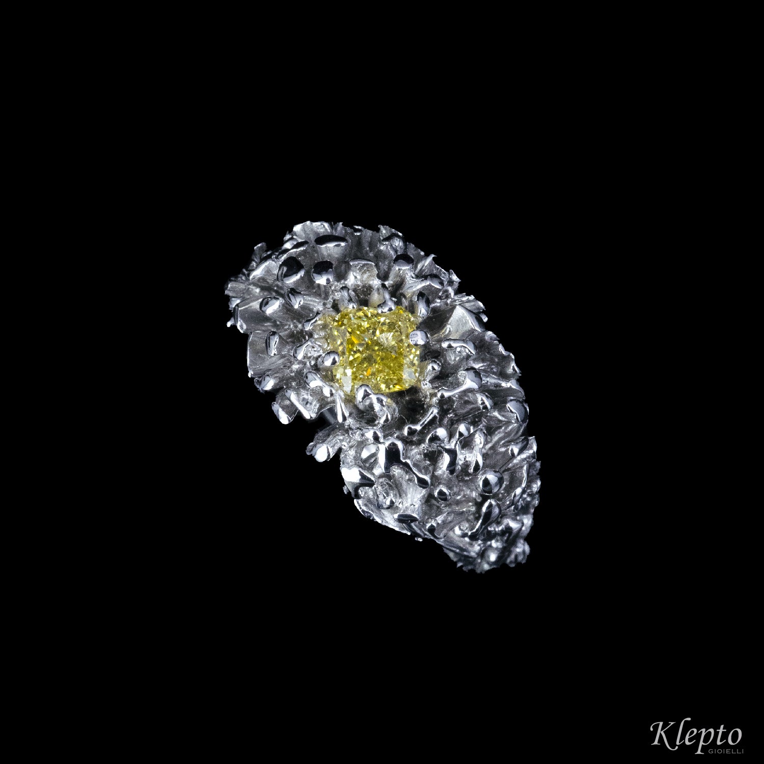 Anello in oro bianco con Diamante fancy "Fuoco d'artificio"
