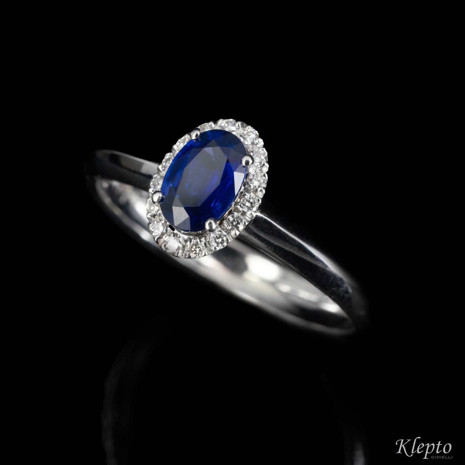Anello classico in oro bianco con Zaffiro blu e Diamanti