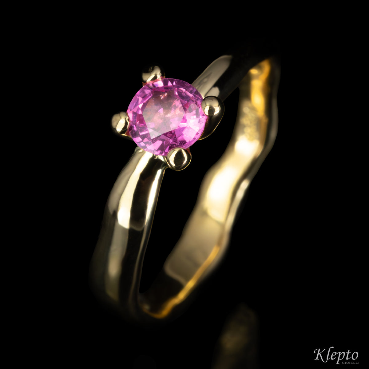 Anello in oro giallo "Divenire" con Zaffiro rosa