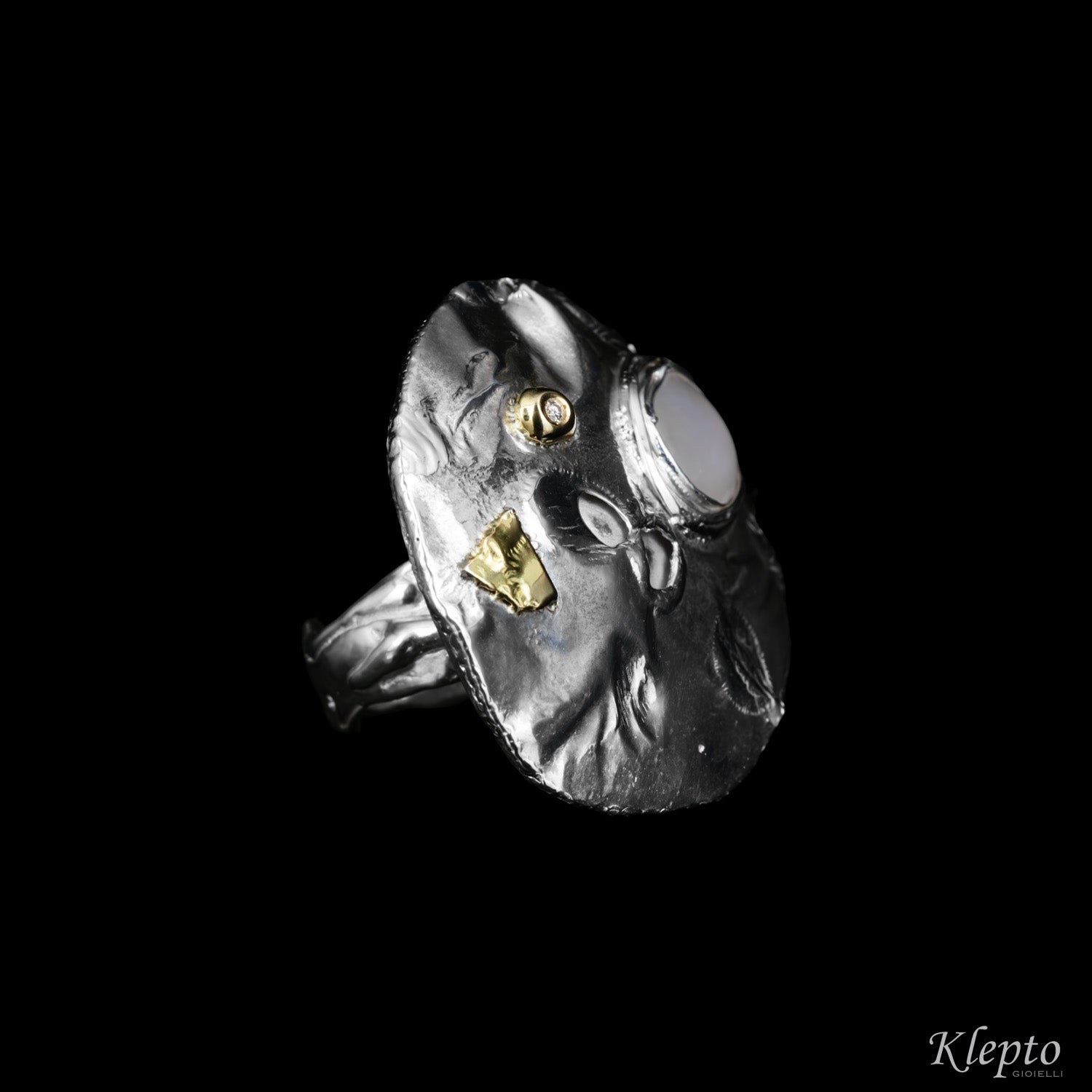 Anello in Argento Silnova® "Supernova" con Zaffiro Asteria, Diamante e dettagli in oro giallo