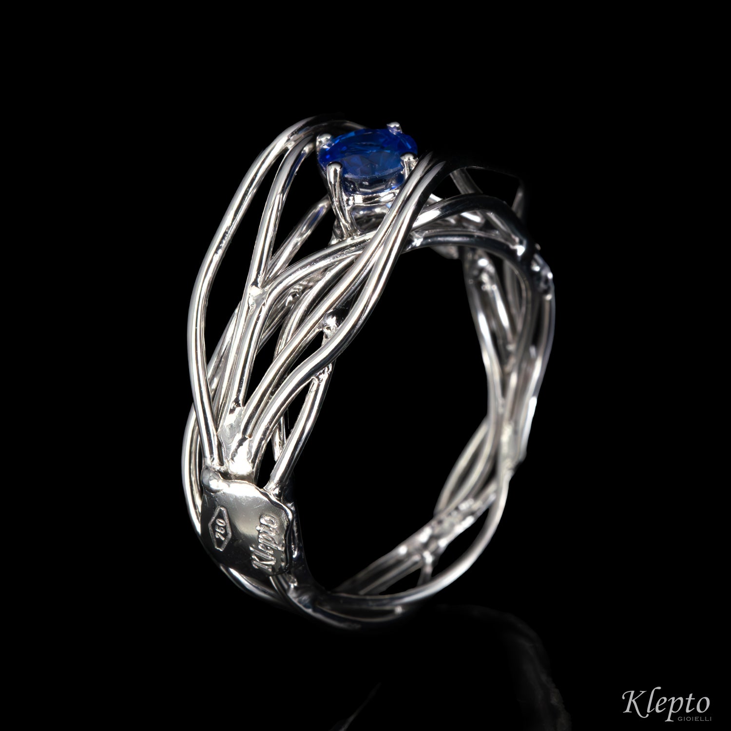 Anello in oro bianco "Nuvola" con Zaffiro blu