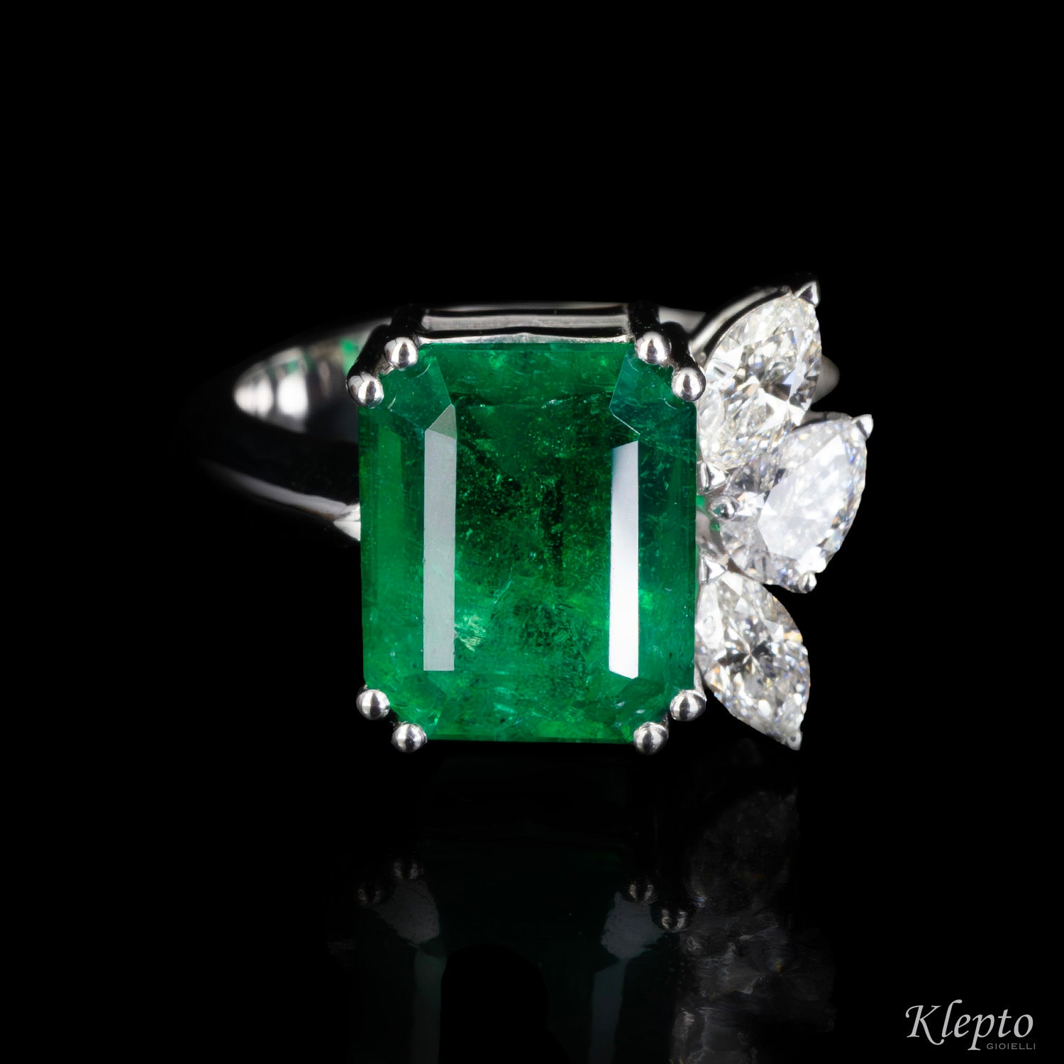 Anello classico by Klepto in oro bianco con Smeraldo e Diamanti