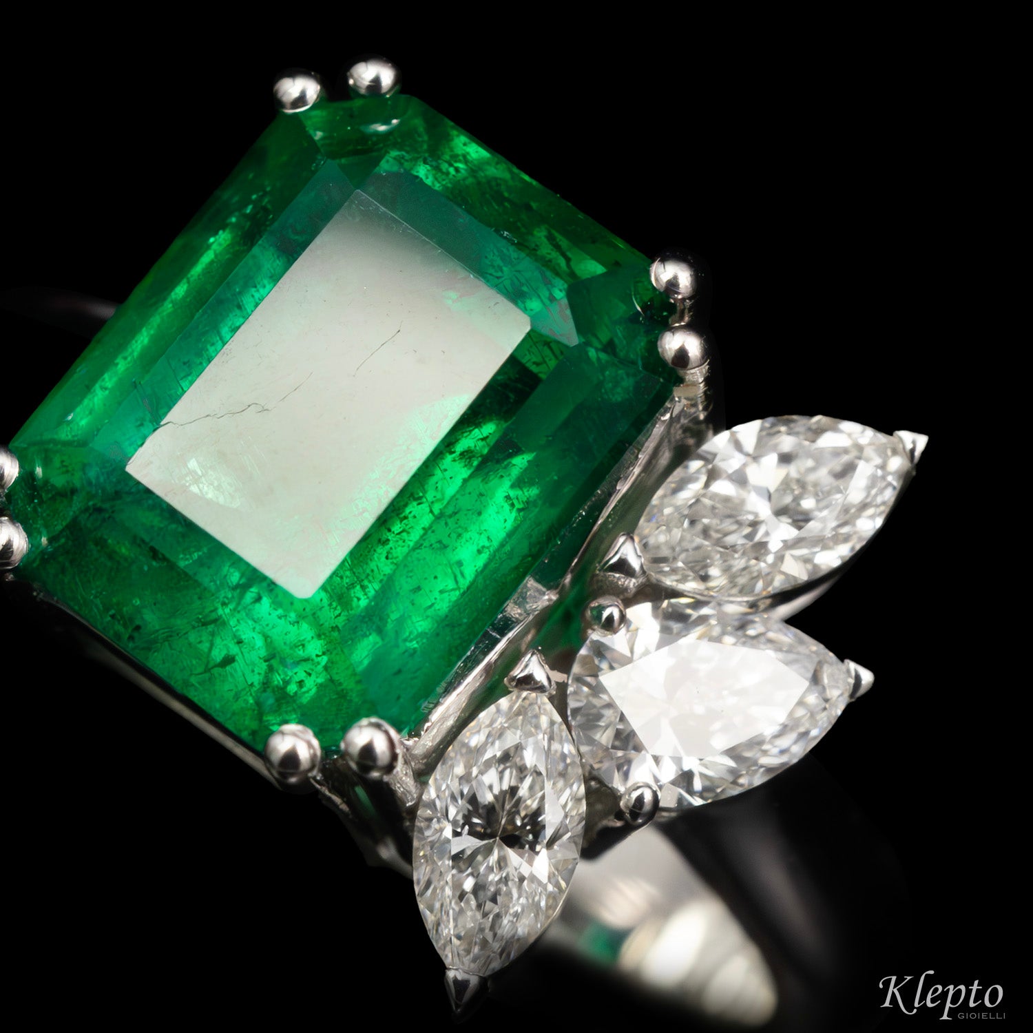 Anello classico by Klepto in oro bianco con Smeraldo e Diamanti