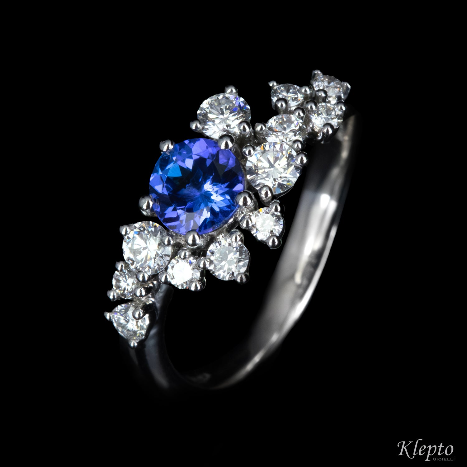 Anello classico by Klepto in oro bianco con Tanzanite e Diamanti