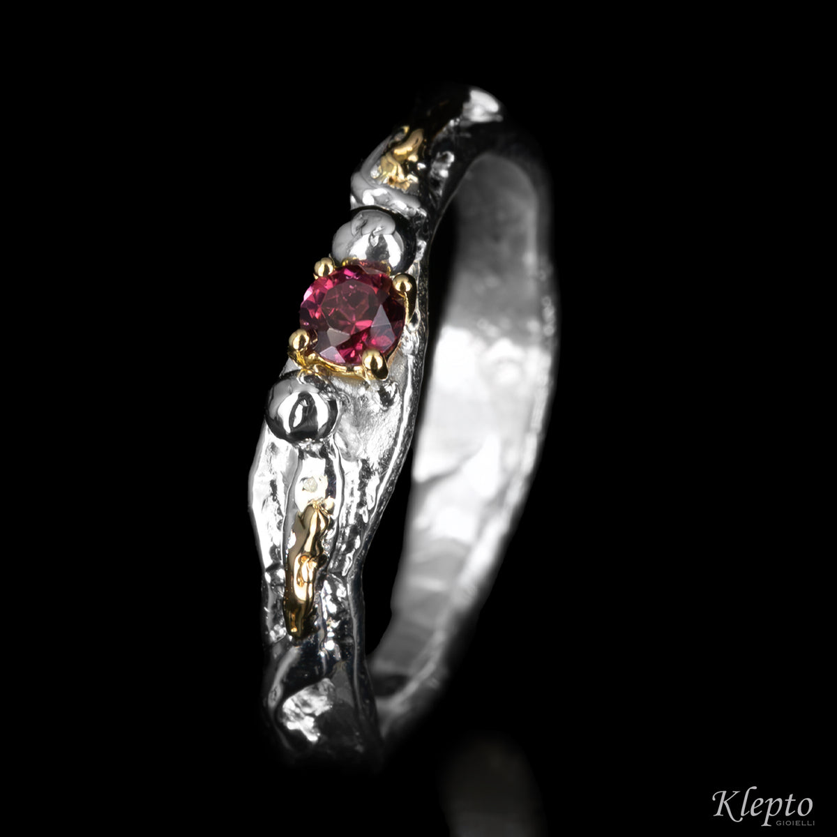 Anello in Argento Silnova® con pietre preziose e dettagli in oro giallo