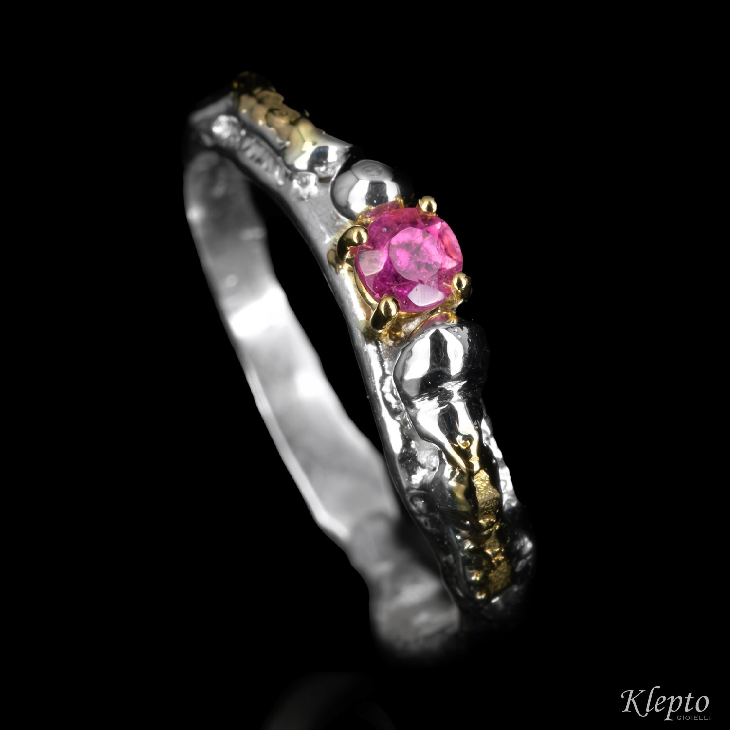 Anello in Argento Silnova® con pietre preziose e dettagli in oro giallo