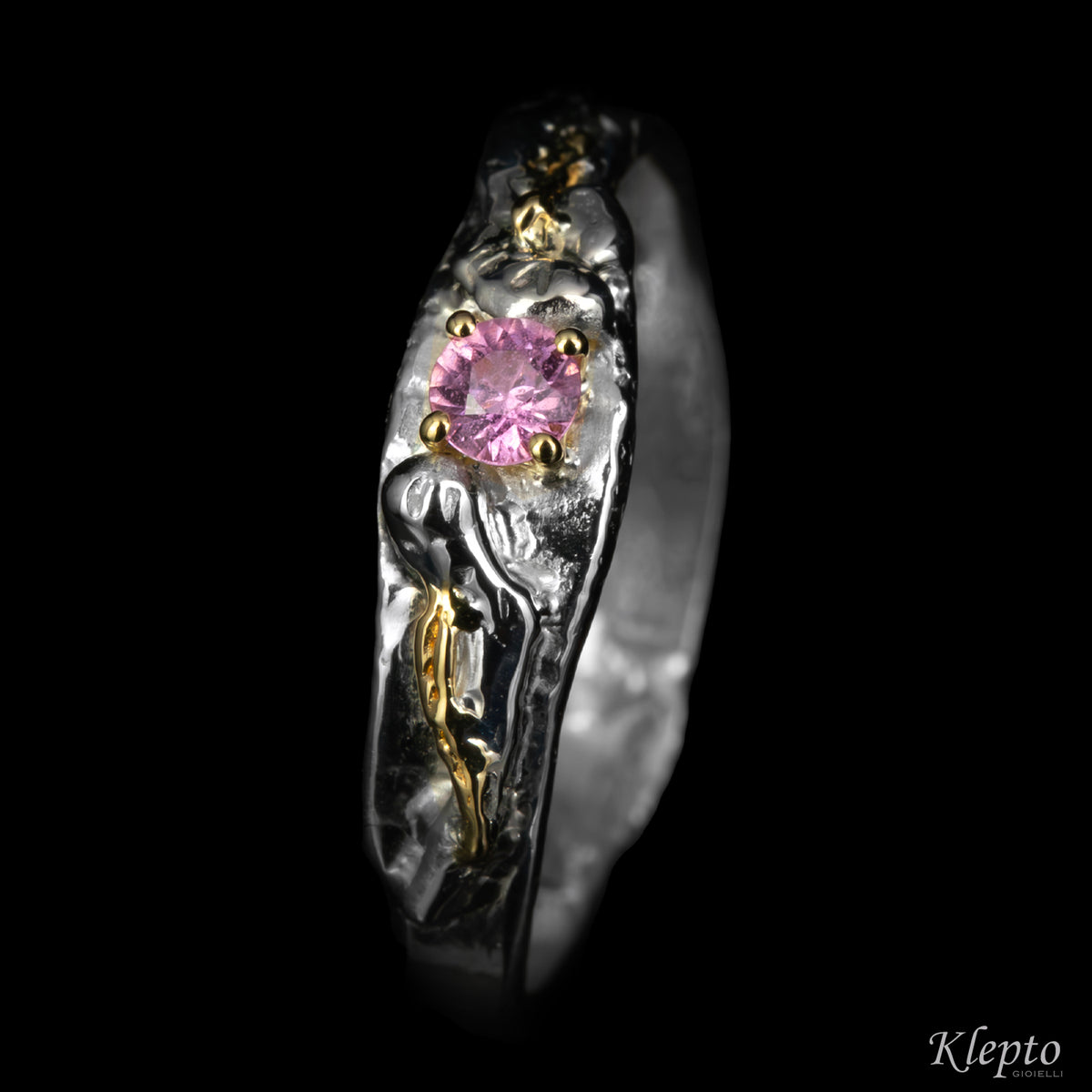 Anello in Argento Silnova® con pietre preziose e dettagli in oro giallo